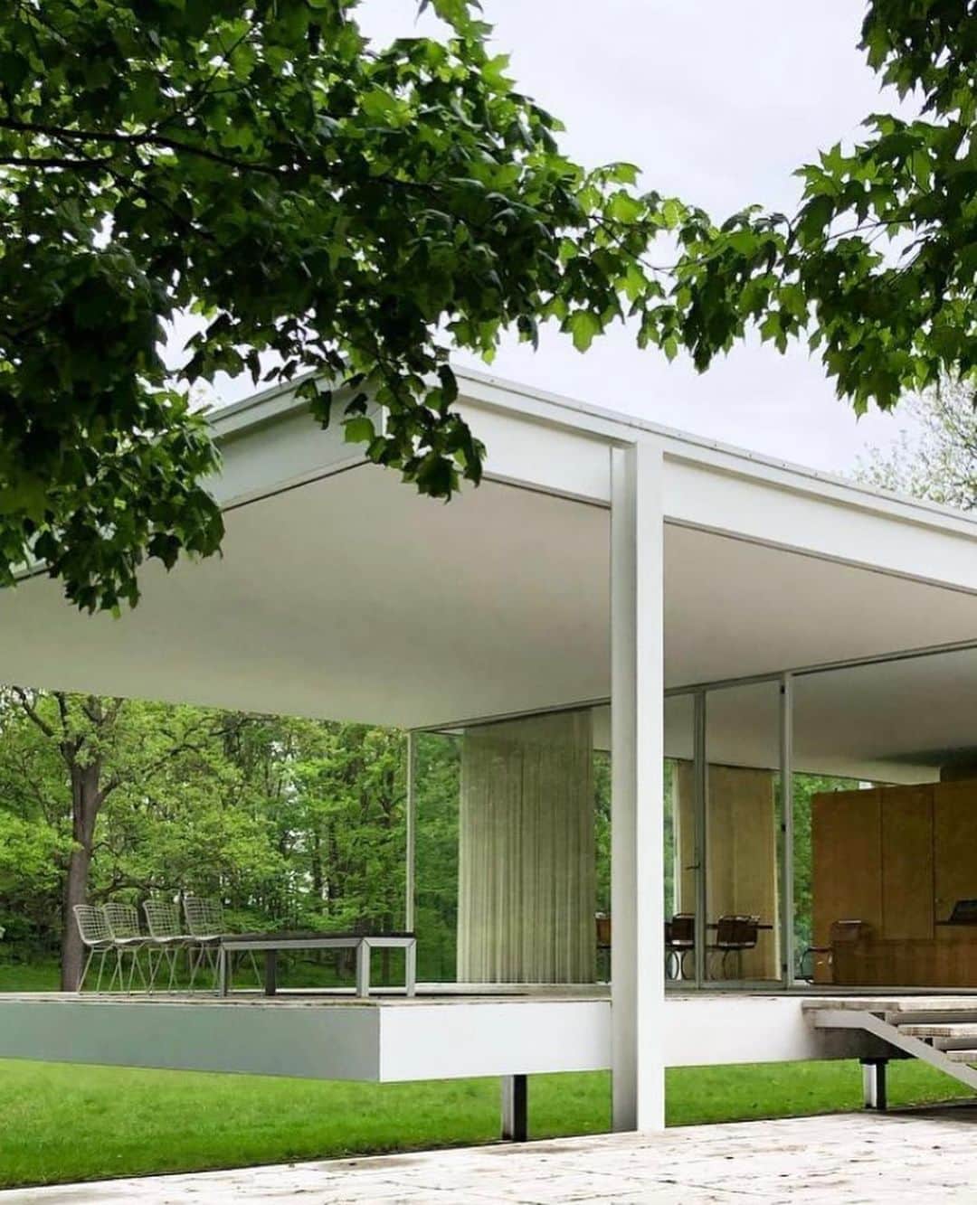 エリーローズさんのインスタグラム写真 - (エリーローズInstagram)「自然と一体になるファンズワース。アメリカのイリノイ州に佇む週末邸。素敵すぎる建築とインテリア。 こんな別荘ほしい。 Farnsworth House by Ludwig Mies van der Rohe. #inspiration #interiordesign」5月31日 17時48分 - ellirose