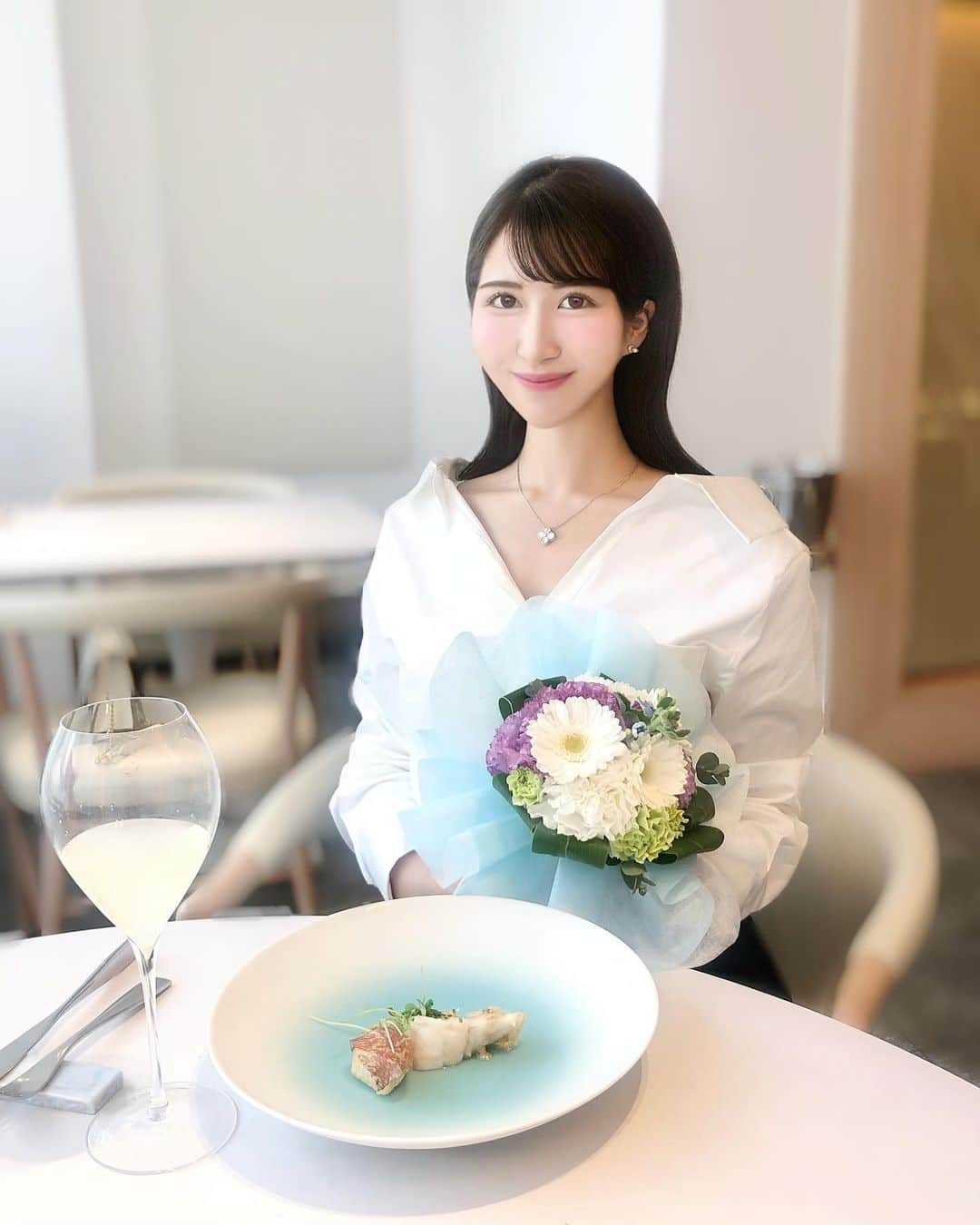 Manaさんのインスタグラム写真 - (ManaInstagram)「💐🍽💕 𝑹𝒆𝒎𝒊𝒏𝒊𝒔𝒄𝒆𝒏𝒄𝒆 いつかのランチ✨ . “ 余韻 と 記憶 ” . メニューに食材のみ記載されているところが印象的で 一度訪れたらきっと誰しもが忘れられなくなる 素敵なフレンチ　𝑹𝒆𝒎𝒊𝒏𝒊𝒔𝒄𝒆𝒏𝒄𝒆☺️✨ . 「栄養が身体の余韻となり記憶に残る」 . 食への温かい想いが素敵なレストランです💕 . . ランチは初めてでしたが 自然光の中で洗練されたお料理が際立ち とても癒された時間でした✨✨ . そろそろまた行きたいなぁ…♡ . . . この日のコーディネートは @zara の開襟シャツでした♪ ヘアスタイルもいつもと違っていて ピシッとワックスで固めてみました🥸 . . . #ランチ #フレンチ #モダンフレンチ #ランチタイム #レミニセンス #食べログ4 #食べログ高評価 #ミシュラン2つ星 #ミシュラン #名古屋フレンチ #名古屋グルメ #余韻と記憶 #栄ランチ #名古屋ランチ #ホワイトコーデ #白シャツ #シャツコーデ #キレイめコーデ #frenchcuisine #frenchrestaurant #reminiscence #nagoyajapan #michelin #michelin2stars」5月31日 12時21分 - mana.tcy