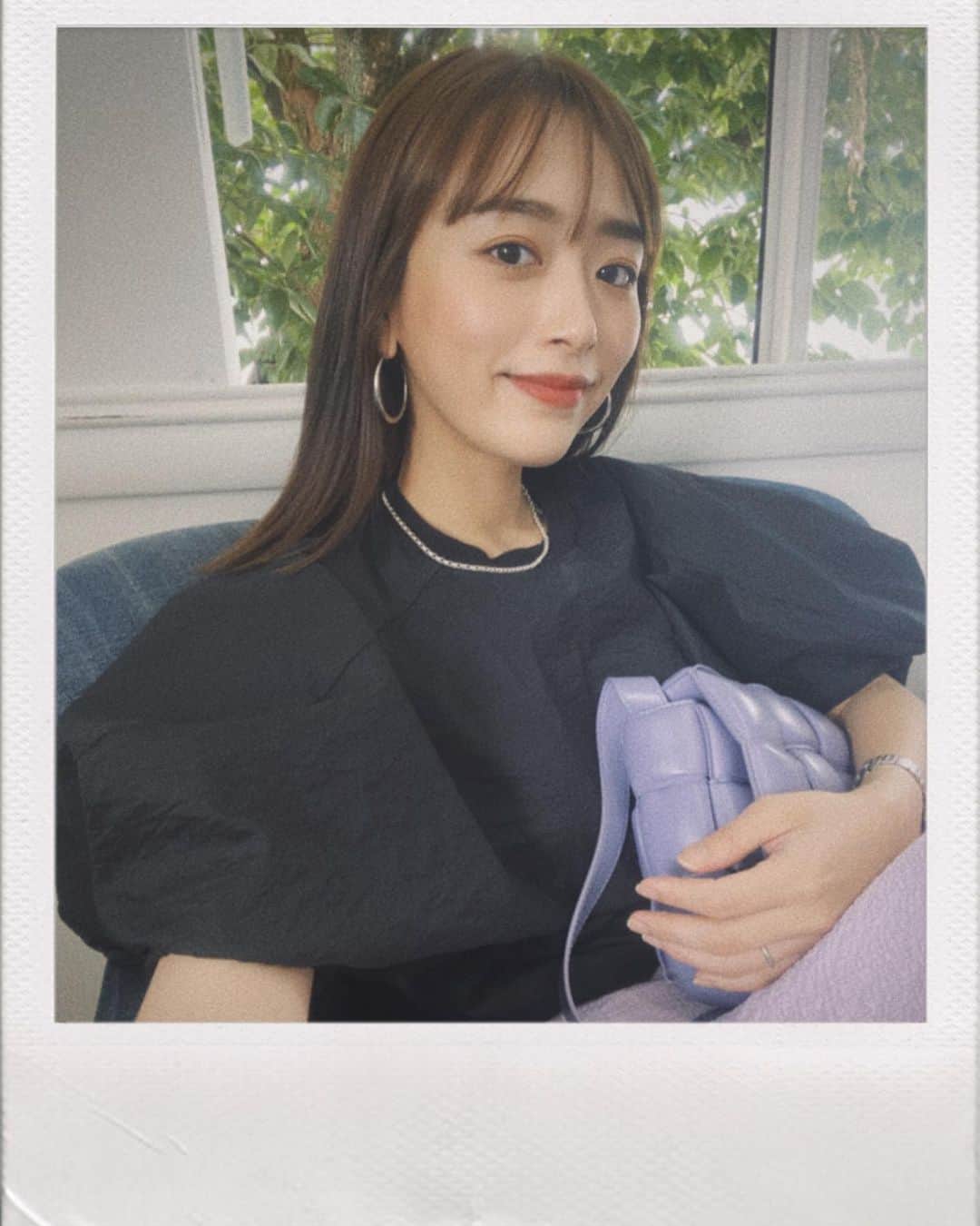 近藤千尋のインスタグラム：「おはようございます🌼🌈 土日は子供達とまったり おうちで過ごしてました🏠😊 沢山褒めてもらえた いつかの紫コーデ🤳嬉  こんな余裕な顔してるけど 顔にスコーンついてたよ🙂 ざらざら加工で隠したよ。笑  さて！５月最後の日！ なんだかバタバタしますが 素敵な１日にしましょうね🤍」