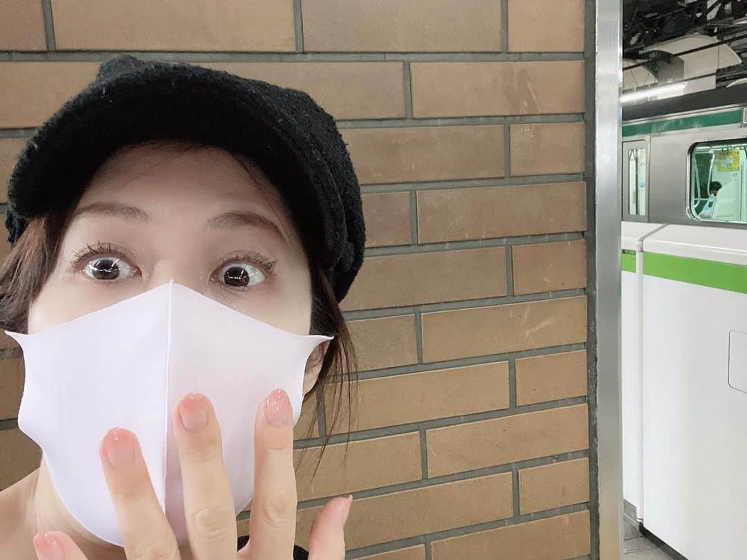 のインスタグラム：「☆ あぶなっ 山手線逆に乗ってた 疲れが出てきた頃か？いや…いつもだ！  皆さま気温の変化の激しい頃、こんな時こそ怪我やおっちょこちょいお気をつけ下さい←自分に言い聞かせ。  今日はお稽古場最終日。 頑張るね！ 皆さまも笑顔で一週間をね せばね〜(＊'͜' )⋆*  #新しい週の始まり#ファイト#ハグ#三木美加子#蟻地獄#最終お稽古場へ#行ってきます#いつもありがとう」