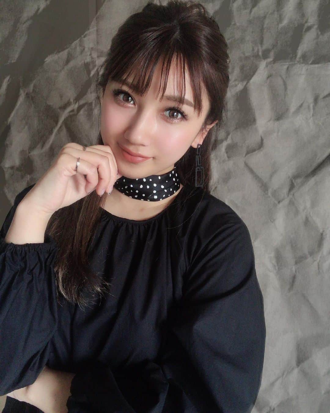 YUMIKAのインスタグラム：「背景で遊ぶの楽しい😂💛  #アプリ #背景 #紙 #なぜなら最近 #撮っていないのだ… #make #makeup #コスメ #でも撮ろうかな」