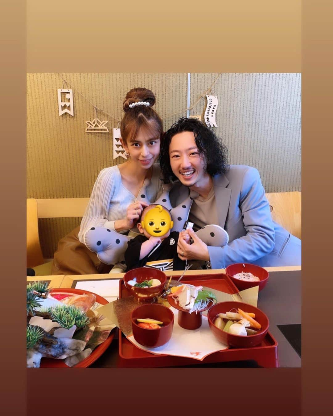 間宮梨花さんのインスタグラム写真 - (間宮梨花Instagram)「お食い初め👶❤️ 袴姿かわいすぎた🤣 すくすく成長中〜 木曽路でお食い初めかなり オススメです💕💕 #リアルタイムじゃありません #フィード投稿基本遅れてます #お食い初め #お食い初めメニュー  #木曽路でお食い初め  #木曽路 #家族 #じじばば」5月31日 13時36分 - rika_aizawa0329