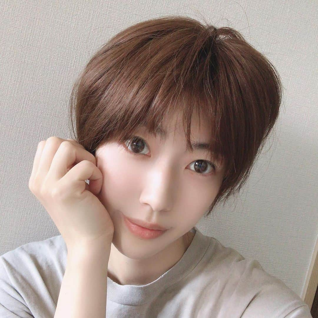 市川まさみさんのインスタグラム写真 - (市川まさみInstagram)「ダラミちゃんの一日  とりあえず寝癖のまま  でもネイルばバッチリ」5月31日 13時41分 - ichii710