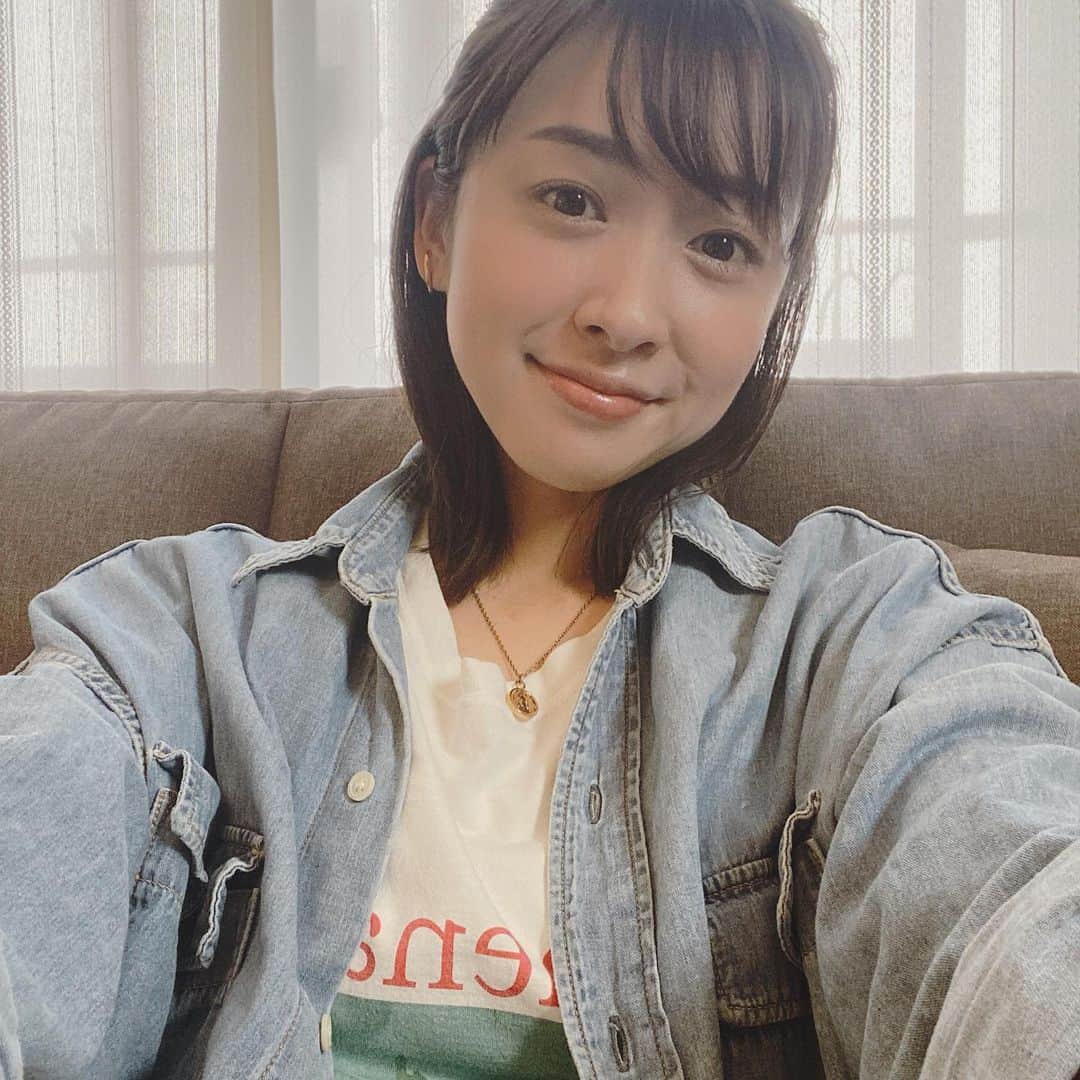 黛英里佳さんのインスタグラム写真 - (黛英里佳Instagram)「昨日のユッケジャンスープのレシピを知りたいとのお声をいただいたのでご参考までに☺️﻿ ﻿ 牛肉切り落とし　　　200gくらい﻿ ニンニクすりおろし　小さじ半分﻿ 玉ねぎ　　　　　　　半分﻿ 豆もやし　　　　　　一袋﻿ にんじん　　　　　　3/4本﻿ ほうれん草　　　　　半わ﻿ ぜんまいの水煮　　　一袋﻿ えのき　　　　　　　半分﻿ ニラ　　　　　　　　適量﻿ ﻿ 水　　　　　　　　1L﻿ 《調味料》﻿ 酒　　　　　　　　大さじ2﻿ コチュジャン　　　大さじ2﻿ しょうゆ　　　　　大さじ2﻿ いしる　　　　　　大さじ1﻿ 粉唐辛子　　　　　大さじ1﻿ 砂糖　　　　　　　小さじ2﻿ ダシダ　　　　　　大さじ1〜2﻿ ﻿ ﻿ ﻿ 1.牛肉は食べやすい大きさに、玉ねぎは薄切り、にんじんは千切り、えのきは半分に、ニラは3センチ幅に、ぜんまいは水気を切って食べやすい大きさに切る。ほうれん草は茹でて水気を絞っておく。﻿ ﻿ 2.熱した鍋にごま油をひいて牛肉、すりおろしニンニクを炒める﻿。 ﻿ 3.7割くらい火が通ったらにんじん、玉ねぎを加えてさらに炒める。﻿ ﻿ 4.水を加えて10分くらいグラグラ煮て、あくをとる。﻿ ﻿ 5.残りの野菜を加えて調味料を入れる。﻿ ﻿ 6.また10分ほど煮て出来上がり。﻿ ﻿ ﻿ お好みで溶き卵を入れても美味しい。﻿ ﻿ ﻿ ﻿ 分量は適当なので味を見ながら適宜調節してください😅﻿ ﻿ 玉ねぎは長ネギでももちろん🙆‍♀️﻿ ﻿ ポイントはコチュジャンと粉唐辛子は韓国産のものを使うこと。﻿ ﻿ ﻿ 特に韓国産の粉唐辛子は日本のものと違って辛さもほどほどでほんのり甘味もあるので、ラーメンなどに入れても美味しいです😊﻿ ﻿ ﻿ いしるが無ければお醤油でOK。﻿ いしるは加熱すると独特の香りが飛んで旨味だけが残ります。﻿ お味噌汁のお出汁代わりになるくらい旨みが強いんですよ☺️﻿ ﻿ あとはダシダを入れればなんでも美味しくなりますがまぁ家のご飯なのでいいかなと😂﻿ ﻿ ダシダが無ければ同量の鶏がらスープの素でも🙆‍♀️﻿ ﻿ 余裕のある方は昆布と煮干しで出汁をとっても優しい味になって美味しいと思います😊﻿ ﻿ ﻿ ほうれん草はまとめて茹でて小分けにして冷凍しておくと便利です🥬﻿ ﻿ ニラもえのきも切ってそのままフリーザーバッグなどに入れて冷凍しておくとそのままお鍋に入れてすぐ使えるのでおすすめです👍﻿ ﻿ ﻿ 長くなってしまって申し訳ないですが、参考にしていただけたら嬉しいです☺️💕﻿ ﻿ #ごはん#おうちごはん#ユッケジャンスープ#ユッケジャンスープレシピ」5月31日 14時24分 - erikamayuzumi_official