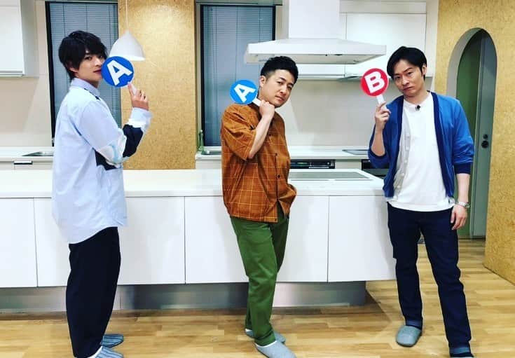 日本テレビ「ヒルナンデス！」さんのインスタグラム写真 - (日本テレビ「ヒルナンデス！」Instagram)「６月２日（水）放送のヒルナンデス！は 「アナウンサー２択クイズ」🎤 キッチン便利グッズと料理の常識をクイズで学びます！ ゲストは美 少年の浮所飛貴さん✨ 和牛とのロケでは、テンション高めで天然ボケも出る 笑いの多い現場でした！  キュンキュンワード❤️も満載なので、 ぜひご覧下さい！  #ヒルナンデス #美少年 #浮所飛貴 #和牛 #水田信二 #川西賢志郎 #篠原光アナウンサー #中島芽生アナウンサー」5月31日 14時52分 - hirunandesu_ntv_official