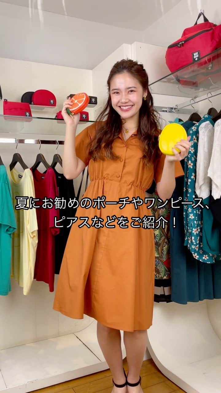 MARY QUANT officialのインスタグラム：「- - MARY QUANTの夏ファッションをご紹介！ - オフィシャルアンバサダー @yurina_75が おすすめポイントなどをリアルにレポート！ - #TROPICALPOPシリーズ #パイナップルデイジーダイカットポーチ #キウイデイジーダイカットポーチ #オレンジデイジーダイカットポーチ #メニーデイジーエンボスショルダー #リップストップライトシリーズ - #パイナップルエンブロシャツワンピース #スイングサークルエポシリーズ - シューズはスタイリスト私物 - https://bit.ly/3uvgylO 新作アイテムをCHECK！ - #MARYQUANT #2021SUMMER #FASHION #POUCH #BAG #DRESS  #EARRINGS #NECKLACE - #マリークヮント #ポーチ #バッグ #ワンピース #ピアス #ネックレス - #MARYQUANTofficialambassador #マリークヮントオフィシャルアンバサダー #MQA」