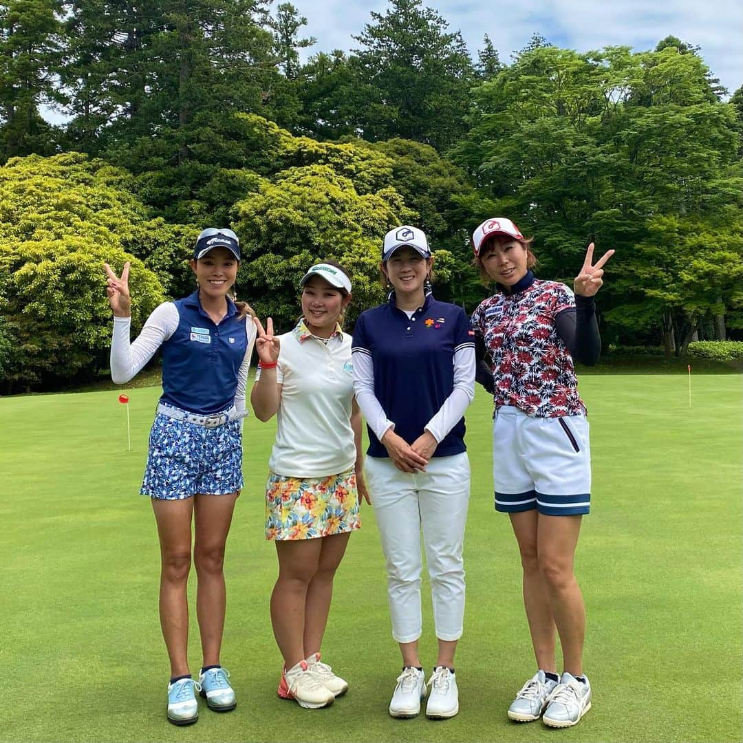 鎌田ハニーのインスタグラム：「@challenge.t.2020 ⛳️🏌️‍♀️ プロと回ると刺激になります🔥 試合でしか分からない自分の課題が沢山見つかる😌 企画して下さっている先輩方には感謝しかありません‼️ この様な機会を毎月ありがとうございます‼️ そしてトーナメントに御協賛くださった各社様ありがとうございました🙇‍♀️ ． #チャレンジトーナメント  #ゴルフトーナメント  #女子プロゴルファー #飯島米穀(株) #カーライフプランニング湘南株式会社 #株式会社サトウ塗装業 #有限会社日宏興産 #大森操様 #株式会社newup」