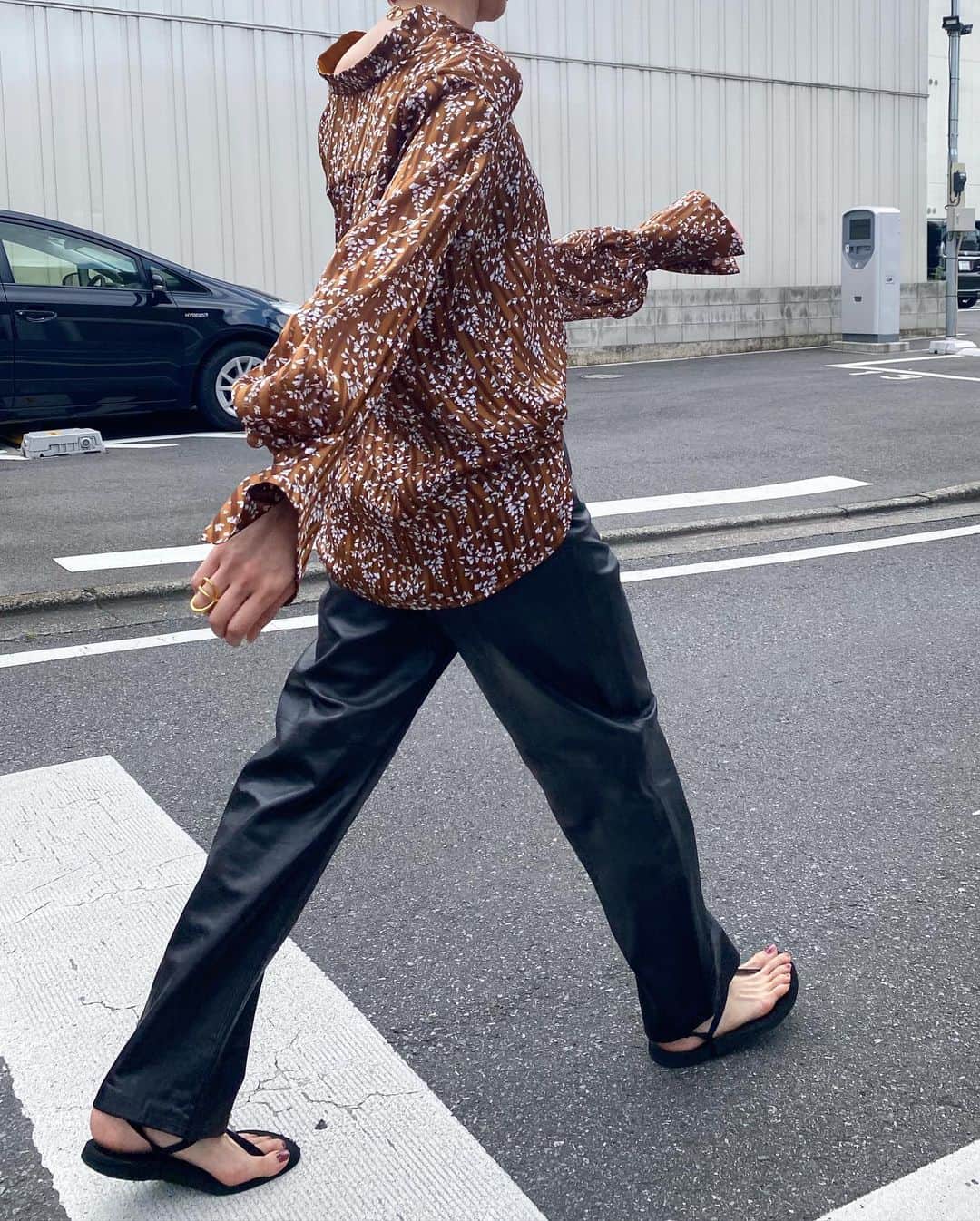 のインスタグラム：「PICKUP ITEM﻿ ﻿ 《 Mame Kurogouchi 》﻿ Flower Hand-Printed Crepe Blouse﻿ ￥49,500（税込）﻿ ﻿ 《 INSCRIRE 》﻿ Sheep leather 5pocket pants﻿ ￥83,600（税込）﻿ ﻿ 《 BEAUTIFUL SHOES 》﻿ BAREFOOT SANDALS (THICK SOLE)﻿ ￥18,150（税込）﻿ 【一部予約商品】2021年5月~6月入荷予定﻿ ﻿ ﻿ スタッフ身長166cm﻿ ﻿ ﻿ オフィシャルサイトの在庫と店頭在庫は共有しております。﻿ 商品に関しましては、お気軽にコメントや店舗までお問い合わせください。﻿ ⬇︎⬇︎⬇︎﻿ @ann_de_ark  @arknets_official﻿ #fashion #栃木 #宇都宮 #ショップ  #arknets #anndeark #annstyling #anncode #mamekurogouchi #inscrire #beautifulshoes」