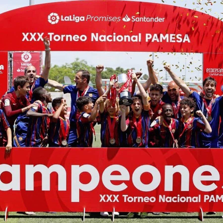 アンドレス・イニエスタさんのインスタグラム写真 - (アンドレス・イニエスタInstagram)「Triplete histórico del @fcbfemeni, otro título de @laliga Promises para @fcbmasia y orgulloso de ver al @fcbbasket competir hasta el final por la Euroliga. Ahora a por la ACB!   Sempre Barça. Més que un club 🔵🔴  女子チームの歴史的な3冠達成！ラ・リーガ プロミセスではラ・マシアはタイトルを獲得し、ユーロリーグではバスケットボールチームが最後まで戦い抜いたことをを誇りに思います！次はACB！  バルサと共に、クラブ以上の存在🔵🔴」5月31日 15時47分 - andresiniesta8