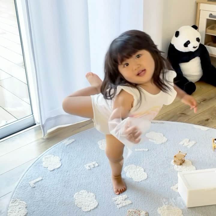 岡本果奈美のインスタグラム：「#子どもが自分からやりたくなる﻿ ﻿ ﻿ #2歳2ヶ月 になって片足バランスの時間が﻿ 少しずつ伸びてきました👏✨✨﻿ ﻿ ﻿ 1ヶ月後、3ヶ月になる頃にはどうなってるか楽しみ☺️💕﻿ ﻿ ﻿ ﻿ 最近のお気に入りのポーズは﻿ 片足でバランスをとる#立ち木のポーズ﻿ と片足を後ろにあげるポーズみたいです！笑﻿ ﻿ ﻿ ﻿ 2歳になってますますアウトプットが始まって﻿ 積極的に毎日ヨガしてる✨﻿ ﻿ ﻿ ﻿ 柔軟性や姿勢のため﻿ 運動神経アップなどなど﻿ 効果は数えきれないほどあるから﻿ 1人でやってくれたら母は嬉しい！！笑﻿ ﻿ ﻿ ﻿ ﻿ やっぱりヨガはやらせる！ではなく自分でやりたくなる環境作りを☺️💕﻿ ﻿ ﻿ ﻿ なので0歳のごろんちゃんの時のヨガも﻿ 1歳の自由にどこか行く時のヨガも﻿ 全部大切な意味がある時間。﻿ ﻿ ﻿ ﻿ ﻿ ちょっとでも子どもとヨガしようかな？﻿ もしくは他人事だと思っている方は！笑﻿ ﻿ ﻿ @yuma_yoga  のigtvをぜひ見て﻿ ﻿ @sayaka_baby.mam  との経験談トークを聞いてほしいな☺️💕﻿ ﻿ ﻿ ﻿ もちろんインストラクターには絶対オススメ！﻿ ﻿ ﻿ ﻿ ﻿ ﻿ ベビーや子どもたちがヨガするのが﻿ 当たり前の時代になりますように✨﻿ 　﻿ ﻿ ＿＿＿＿＿＿＿＿＿＿＿＿﻿ ﻿ 2021年のスケジュール決定★﻿ 詳しくはトップページのリンクへ﻿ ﻿ @kanamiokamoto﻿ ﻿ ﻿ キャンセル待ちも﻿ 空きがでている可能性があるので﻿ お問い合わせください🙏✨﻿ ﻿ ﻿ 《ベビトレヨガ講座》　﻿ 産後のケア×0〜3歳の身体作りと脳トレ﻿ ◆次回9月開催決定！﻿ ﻿ 《子ども姿勢講座》﻿ ◆次回8月20日開催決定！﻿ ﻿ 《子どもヨガインストラクター講座》﻿ 子どもの姿勢メソッドをベースとした﻿ 親子ヨガ・キッズヨガ！﻿ ◆次回9月開催決定！﻿ ﻿ 《産後トレーニングヨガ講座》﻿ 目指せ！産後の身体のトレーナー﻿ ◆7月→残り1名です！！﻿ ﻿ ﻿ …………………………………… ﻿」