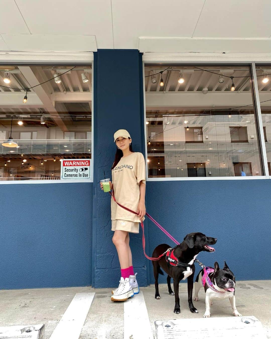 桐山マキさんのインスタグラム写真 - (桐山マキInstagram)「. . . Take the dogs a walk👯‍♀️  黒いお嬢様達のお散歩の時間👯‍♀️ お嬢様達の好きな ドッグカフェに行くと大喜びします♪  この ユニセックスの セットアップ なかなかのオーバーサイズ感が 可愛い♡ @valenciano_by_kelme   #japan #fashion #love #valenciano  #beige  #setup #dog #rescuedog  #frenchbulldog  #dogstagram  #jwanderson  #お散歩 #お嬢様達 #黒い #愛犬 #宮古島の保護犬 #ベージュ好き #セットアップ #大好き #お気に入り #オーバーサイズ #👯‍♀️ #🧡」6月1日 1時28分 - maki_kiriyama