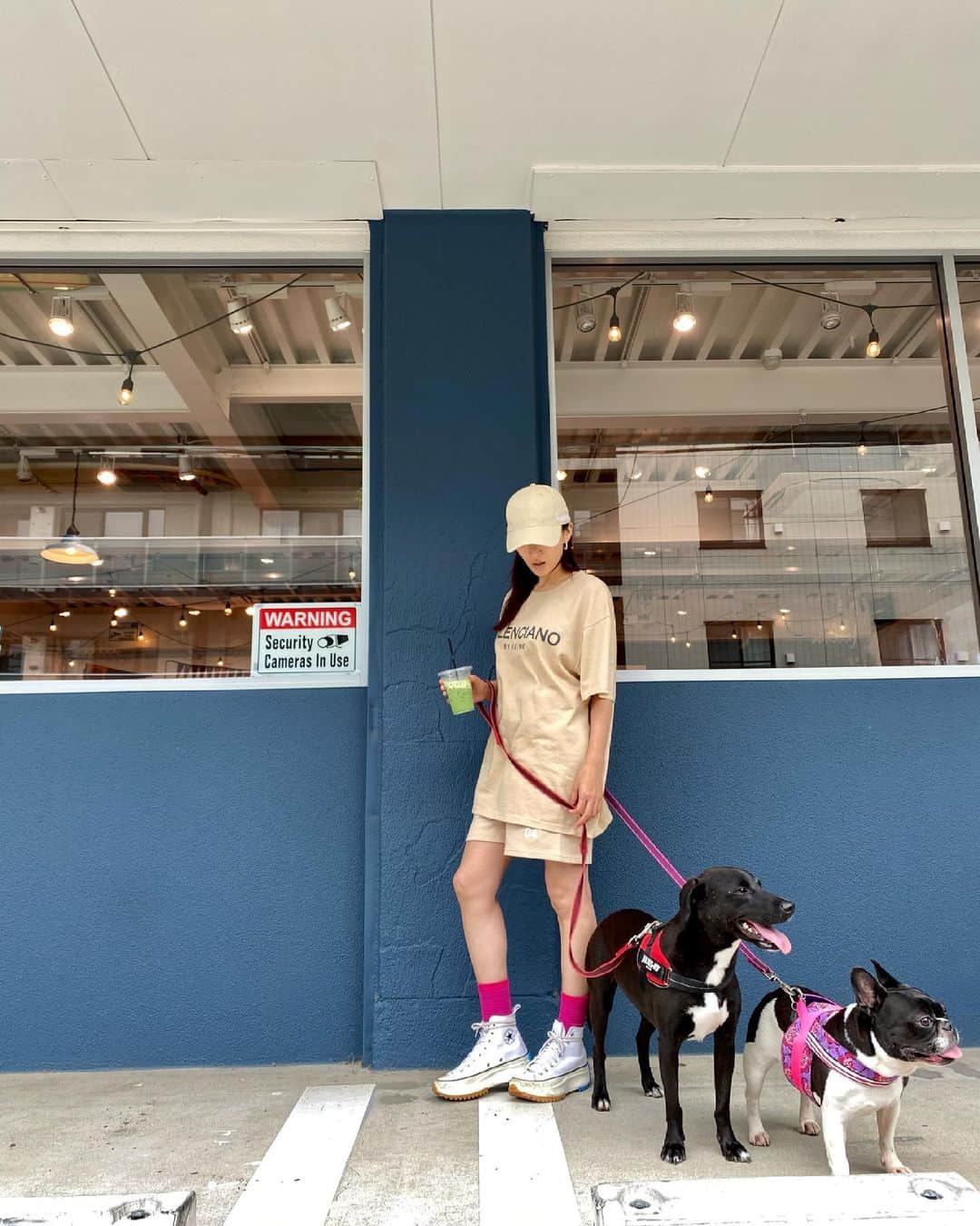 桐山マキさんのインスタグラム写真 - (桐山マキInstagram)「. . . Take the dogs a walk👯‍♀️  黒いお嬢様達のお散歩の時間👯‍♀️ お嬢様達の好きな ドッグカフェに行くと大喜びします♪  この ユニセックスの セットアップ なかなかのオーバーサイズ感が 可愛い♡ @valenciano_by_kelme   #japan #fashion #love #valenciano  #beige  #setup #dog #rescuedog  #frenchbulldog  #dogstagram  #jwanderson  #お散歩 #お嬢様達 #黒い #愛犬 #宮古島の保護犬 #ベージュ好き #セットアップ #大好き #お気に入り #オーバーサイズ #👯‍♀️ #🧡」6月1日 1時28分 - maki_kiriyama