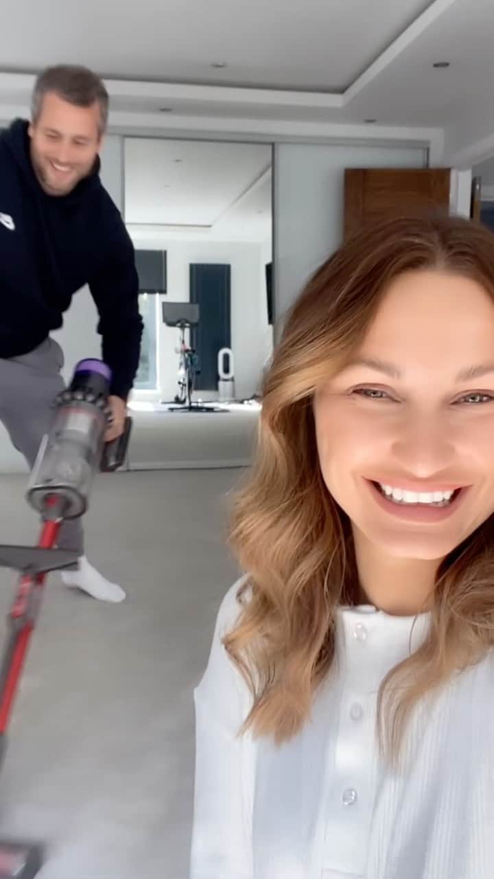サム・フェアーズのインスタグラム：「Hey guys, I’ve just received the @Dyson V11 Outsize oh wow! all I can say is it is AMAZING 👏 I’ve always been a Dyson fan, and forever used their machines but this @dyson V11 Outsize takes it to the next level, I never knew you could get these results with a cordless vacuum. I hope you enjoy my IGTV☺️ #Dyson #DysonHome #DysonV11Outsize #Ad」