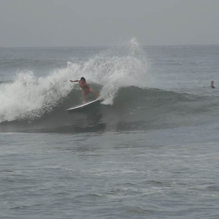前田マヒナのインスタグラム：「3 to da beach  @arakawasurfboards Jackpot model  I’ll be in main round 2 heat 11 at La bocana 😁 Thanks for the keiki push @shanecampbell__ 😂  Video @shumiyabe」