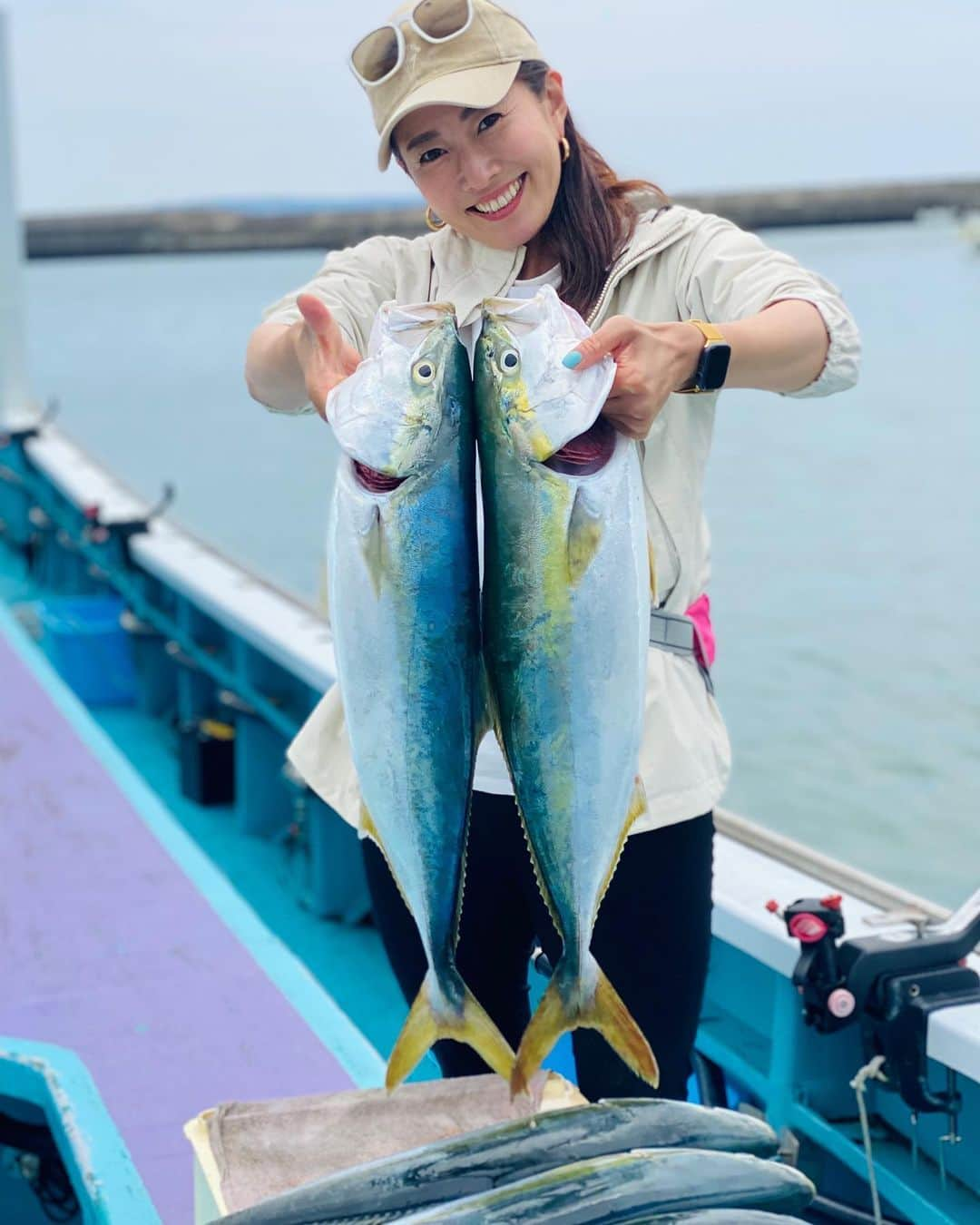 村西利恵のインスタグラム：「✔︎﻿ 先日、ロケで行った「アジノマセ」🐟﻿ ﻿ 無念にも途中で雷で釣り続行不可になってしまったので﻿ ﻿ そのリベンジに🤭サンスポ取材で「落とし込み」に行ってきました🚙﻿ ﻿ 結果はメジロ爆釣！梅雨の晴れ間でお天気も良く最高の1日でした。﻿ ﻿ あさって6/2(水)のサンスポ関西版でコラム掲載されます🗞﻿ ﻿ メジロ大漁だったので、今回の料理はカツにして、バーガーに挟んでみました🍔﻿ ﻿ 隠し味に紫蘇とポテトサラダを薄くひいてます♬﻿ ﻿ ﻿ そして、6月放送予定だった釣りたガール！濃いめですが、﻿ ﻿ カンテレの編成上の都合で7月に放送日が変わりました💦﻿ ﻿ テンビン釣り→7/4(日)朝5:15〜﻿ アジノマセ→7/11(日)朝5:15〜﻿ ﻿ いずれも闘龍丸@串本でのロケです🎥﻿ ﻿ どちらもご覧いただけると嬉しいです❣️﻿ ﻿ ﻿ #アジノマセ﻿ #落とし込み﻿ #アンダーベイト﻿ #純栄丸﻿ #和歌山県﻿ #みなべ町﻿ #メジロ爆釣﻿ #釣りたガール濃いめ﻿ #串本ロケ﻿ #闘龍丸﻿ #放送は7月になりました﻿ #ぜひご覧ください」