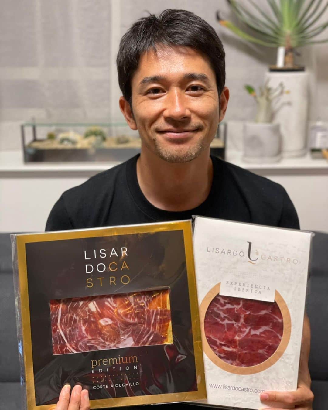 のインスタグラム：「名古屋時代に行きつけだったスペイン料理のダリ🇪🇸 2010年の優勝をみんなで祝ったのもダリ、僕が名古屋を離れるときにみんなに送別会をしてもらったのもこのお店でした。 今でもダリの味が恋しいよ…😭 ダリと言えば、他ではなかなか味わうことができない、どんぐりを食べて育った最高級のイベリコ豚の生ハムベジョータ😋 もともと業者向けの取引販売しかしていなかったのですが、新型コロナウィルスの影響で取引先が激減してしまったそうです。 そこで、行き場を失った生ハムを一般販売することになったようです。 めちゃくちゃおいしい生ハムを低価格で購入できるチャンスです。 僕たちが愛して止まないこの生ハムをぜひ皆さんも試してみてほしいです。 詳しくはこちらをご覧ください ↓  スペイン料理ダリ @dalihongo  株式会社イベリアン @iberian_com  クラウドファンディング制裁サイト @campfire_jp  https://camp-fire.jp/projects/view/416655」