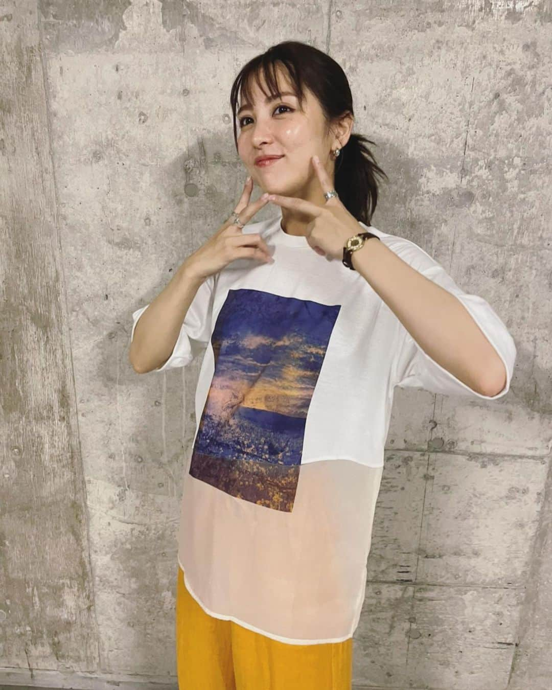 石川恋さんのインスタグラム写真 - (石川恋Instagram)「Mix&match fashion 2021 Summer🌻 メインTシャツ▶︎▶︎#MURUA 下半分がシースルーなのがお気に入りポイント。 パンツスタイルでの着回しは最近どハマり中のカラー、 オレンジのゆるパンツと合わせました🍊🧡 とてもシンプルな組み合わせだけどこのラフ感がスキ。 （ハルとの撮影が楽しすぎて変なポージングばっかり笑） #StyledbyRen #ootd  styling support & photo by @kon_543」5月31日 18時08分 - ren_ishikawa