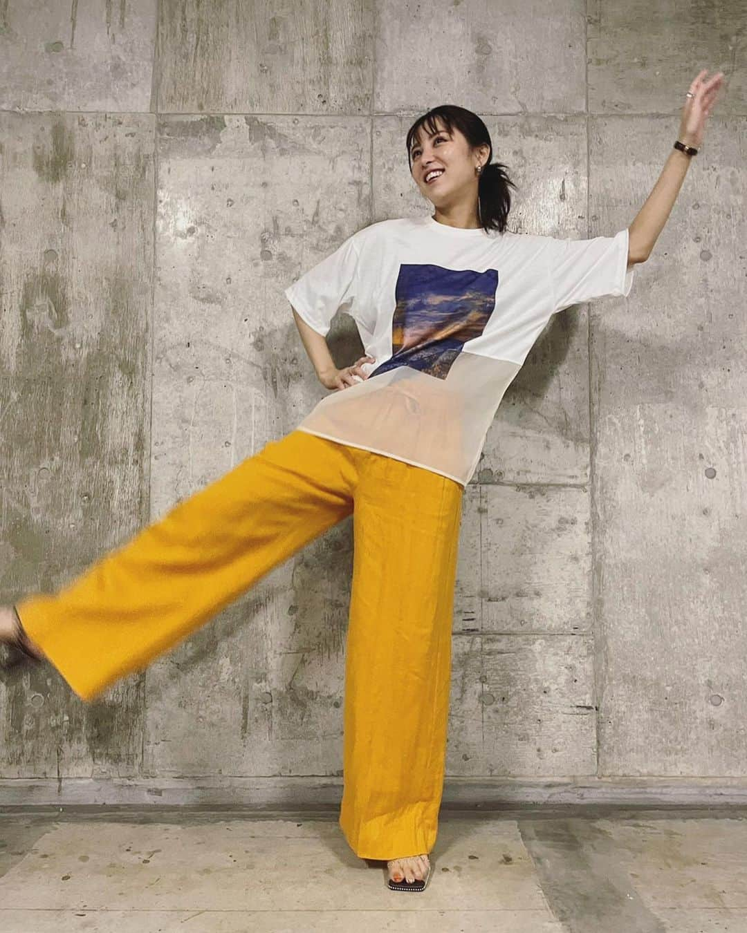 石川恋さんのインスタグラム写真 - (石川恋Instagram)「Mix&match fashion 2021 Summer🌻 メインTシャツ▶︎▶︎#MURUA 下半分がシースルーなのがお気に入りポイント。 パンツスタイルでの着回しは最近どハマり中のカラー、 オレンジのゆるパンツと合わせました🍊🧡 とてもシンプルな組み合わせだけどこのラフ感がスキ。 （ハルとの撮影が楽しすぎて変なポージングばっかり笑） #StyledbyRen #ootd  styling support & photo by @kon_543」5月31日 18時08分 - ren_ishikawa