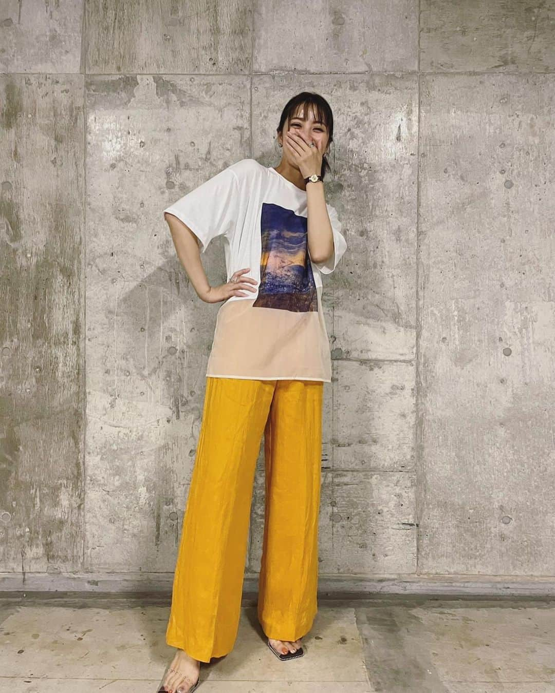 石川恋さんのインスタグラム写真 - (石川恋Instagram)「Mix&match fashion 2021 Summer🌻 メインTシャツ▶︎▶︎#MURUA 下半分がシースルーなのがお気に入りポイント。 パンツスタイルでの着回しは最近どハマり中のカラー、 オレンジのゆるパンツと合わせました🍊🧡 とてもシンプルな組み合わせだけどこのラフ感がスキ。 （ハルとの撮影が楽しすぎて変なポージングばっかり笑） #StyledbyRen #ootd  styling support & photo by @kon_543」5月31日 18時08分 - ren_ishikawa