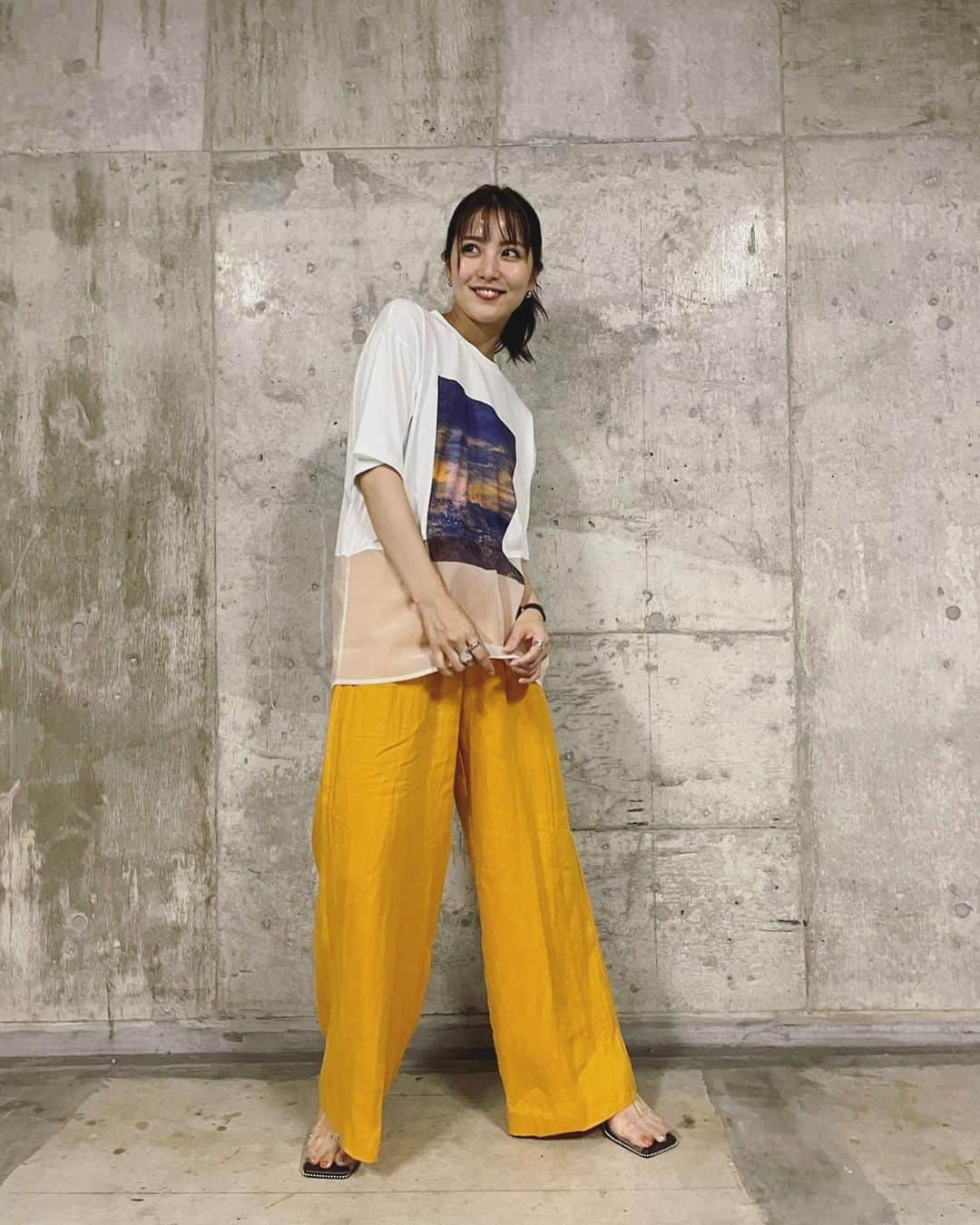 石川恋さんのインスタグラム写真 - (石川恋Instagram)「Mix&match fashion 2021 Summer🌻 メインTシャツ▶︎▶︎#MURUA 下半分がシースルーなのがお気に入りポイント。 パンツスタイルでの着回しは最近どハマり中のカラー、 オレンジのゆるパンツと合わせました🍊🧡 とてもシンプルな組み合わせだけどこのラフ感がスキ。 （ハルとの撮影が楽しすぎて変なポージングばっかり笑） #StyledbyRen #ootd  styling support & photo by @kon_543」5月31日 18時08分 - ren_ishikawa