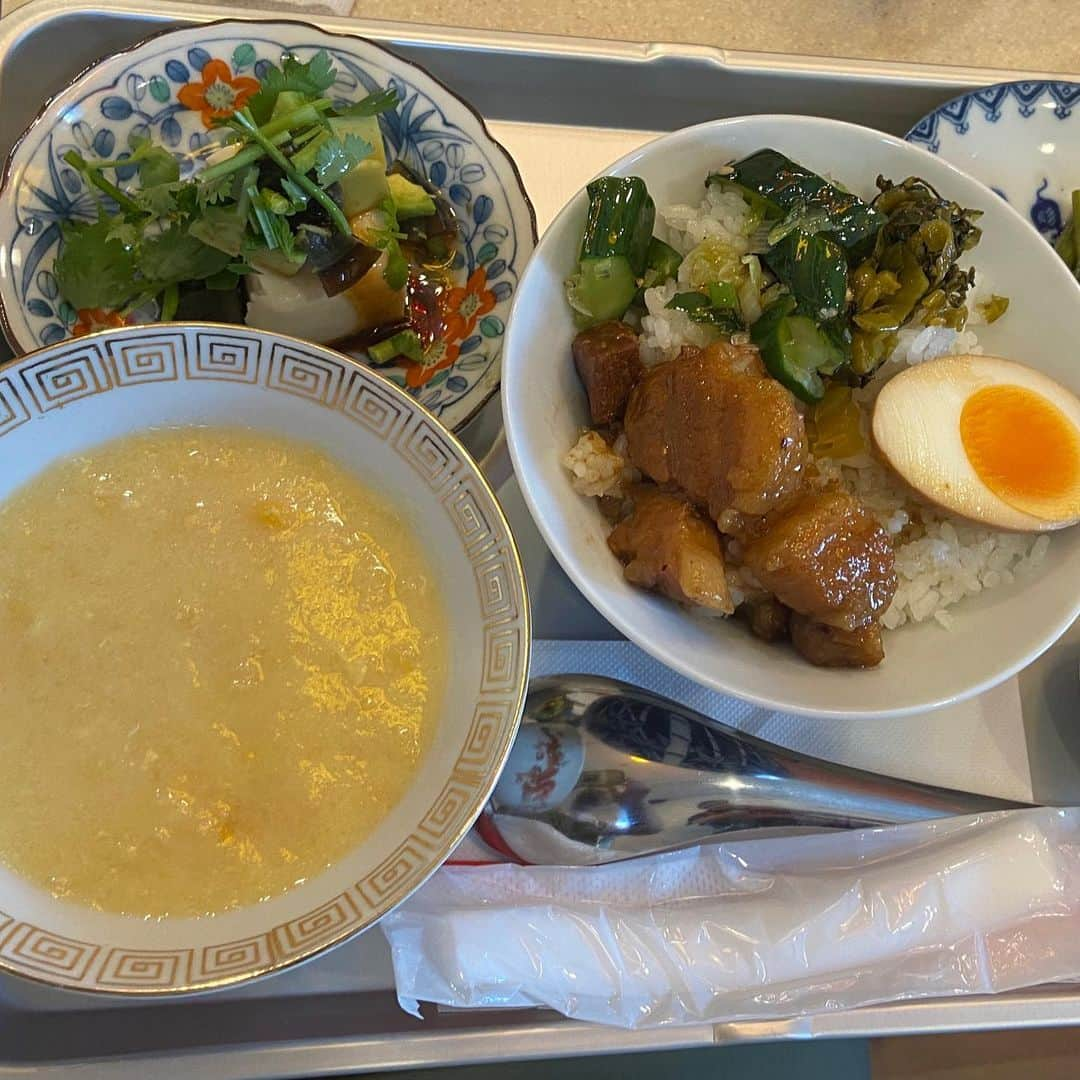 田村亮さんのインスタグラム写真 - (田村亮Instagram)「押競満寿、試食会。 ルーロー飯、美味しかった。 6月9日にオープンだから、まだ食べれないよ。 6月9日までお待ちを！ 台湾に映画撮影で行った時にこんな雰囲気のお店で朝ごはん食べた。 #台湾屋台 #るーろーはん #押競満寿  #代々木上原 #代々木八幡」5月31日 18時12分 - ryo_tamura7