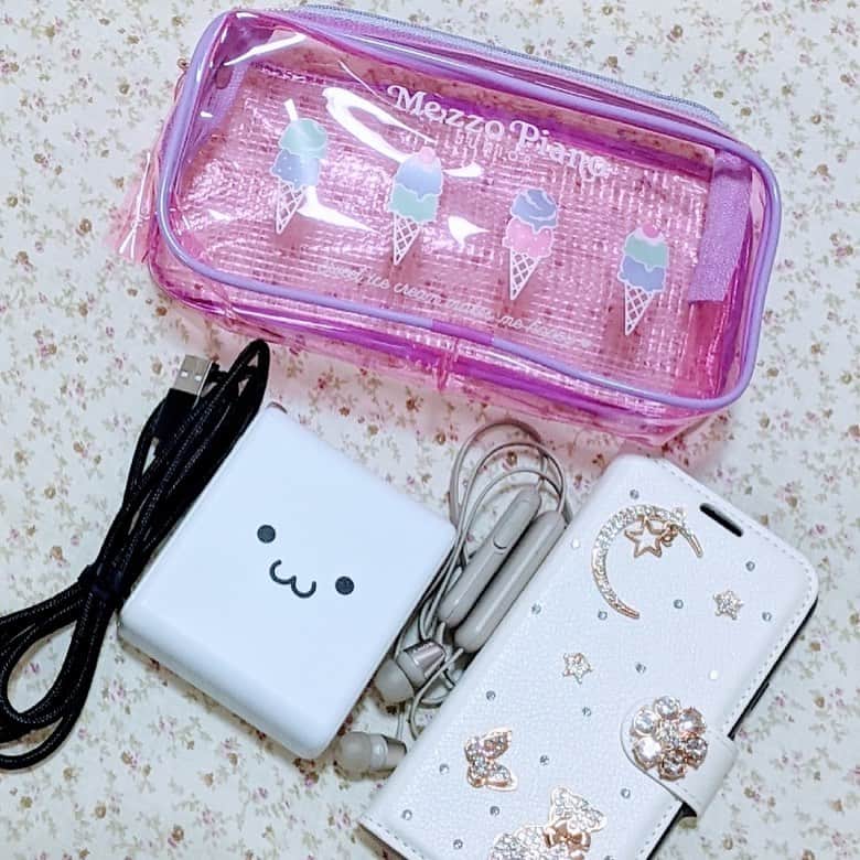 ニコ☆プチさんのインスタグラム写真 - (ニコ☆プチInstagram)「ユメナのふろくの使い方🐈🍭 スマホも入っちゃうビッグサイズ😙  今月のふろくはクリアなピンクがかわいいmezzo piano juniorさんのペンポーチだよ💖💖💖   私はモバイル収納ポーチとして使っています📱✨ スマホ、バッテリー、イヤホンを入れているよ🎶 カバンの中で配線が他の荷物とひっかからず、迷子にもならずにまとめられます👍✨   もちろんペンポーチとしても、他にもメイクポーチとか色々使えると思うので、みんなも使ってみてね💖☺💖  . .  #ニコプチ #ニコプチふろく #プチモのふろくの使い方  #ニコプチふろくのある生活  #mezzopianojunior #メゾピアノジュニア #ふろく #飯尾夢奏」5月31日 18時24分 - nicopuchi_official
