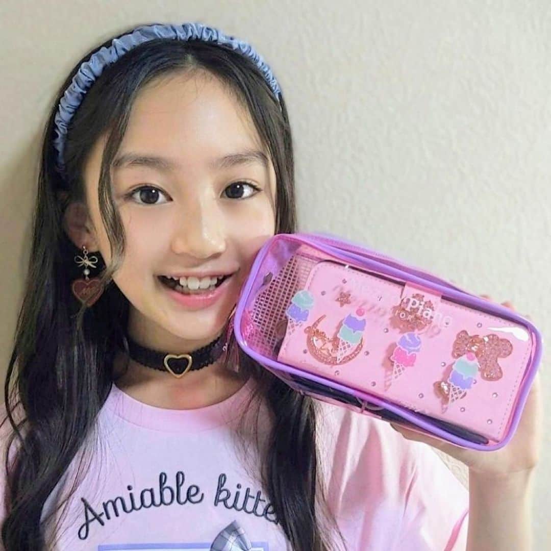 ニコ☆プチのインスタグラム：「ユメナのふろくの使い方🐈🍭 スマホも入っちゃうビッグサイズ😙  今月のふろくはクリアなピンクがかわいいmezzo piano juniorさんのペンポーチだよ💖💖💖   私はモバイル収納ポーチとして使っています📱✨ スマホ、バッテリー、イヤホンを入れているよ🎶 カバンの中で配線が他の荷物とひっかからず、迷子にもならずにまとめられます👍✨   もちろんペンポーチとしても、他にもメイクポーチとか色々使えると思うので、みんなも使ってみてね💖☺💖  . .  #ニコプチ #ニコプチふろく #プチモのふろくの使い方  #ニコプチふろくのある生活  #mezzopianojunior #メゾピアノジュニア #ふろく #飯尾夢奏」