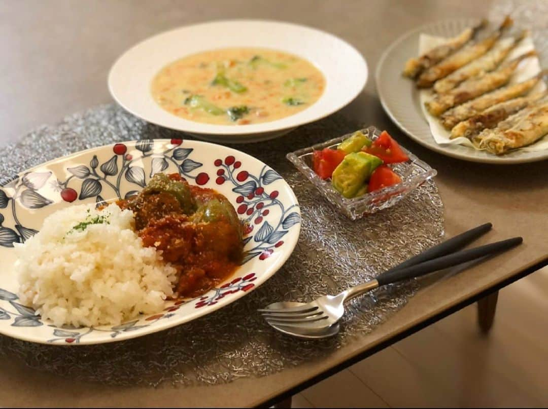 伊藤京子さんのインスタグラム写真 - (伊藤京子Instagram)「. いつもは和風ベースにするピーマンの肉詰めを今回はトマト煮込みの洋風にしてみました🍅👩‍🍳 ごはんにも合うしボリュームもしっかりあるメインに。✨ 後はししゃもやアボカドトマトのサラダ、クラムチャウダー。 クラムチャウダーは浅利、ベーコン、玉ねぎ、人参、セロリ、ブロッコリー、じゃがいも入りで品数はいつもより少なめだけど栄養は取れてるはず🥰 . #今週もしっかり食べて頑張っていきましょー♡ #伊藤のおうちごはん  #家ごはん#おうちごはん #ピーマンの肉詰め #クラムチャウダー」5月31日 18時17分 - kyoko_ito1128