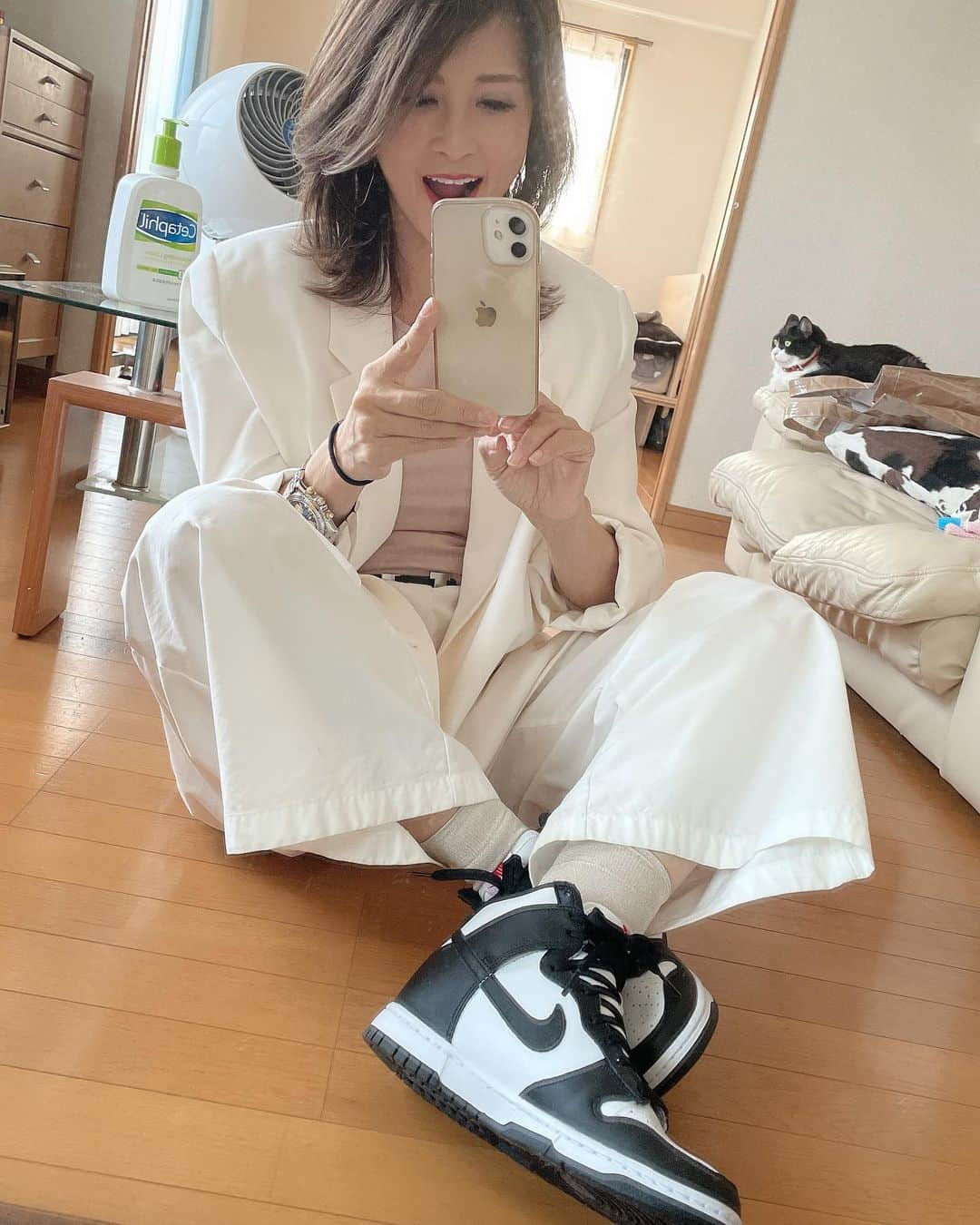 Naoko（なおこ）さんのインスタグラム写真 - (Naoko（なおこ）Instagram)「👟 👟 👟 ジョーダン1と 悩んで悩んで 買った ダンクハイ🥲 . . いつもなら何ヶ月も 履かずに眺めてるんだけど これからは、 速攻で楽しむことに 決めました😅 . 買ったら安心するだろうと 手に入れたけど もう次が欲しい😅  トキメキが 止まらないのよ スニーカーには😅 パンプスなんか めちゃくちゃ やすもん買ってるし😂 女子じゃ、ないね、 感覚が☠️ . . 結局ジョーダンも 買うよねー🤣 . . . 2.3日投稿出来なかったことで 心配してくださったり 待ってくださった方が お一人でも 居てくださったことに 海よりも深く そして 空よりも高く 感謝致します🥲 ほんとに😭 うれしかったです🥲 . . なおこ幸せ🥲 . これから 何があろうと はってでも インスタ投稿させて いただきやすっ🥲 . . . . えっー☠️ いらんー💀 ちゅう人は すみやかに ブロックしてちょ🙋‍♀️ . . #nikedunkhigh  #スニーカー好き#nikejordan1  #筋トレ #筋トレ女子 #筋トレダイエット #筋トレ女子と繋がりたい #くびれたい #痩せたい #減量 #美ボディ #アラフィフ #筋トレ日記 #筋トレ生活 #ボディメイク #50代の筋トレ #熊本 #kumamoto #Trainingmotivation #Bodybuilding#Muscletraining #fitnessmodel#training #workoutvideo #gymgirl#Housemusic #근육 트레이닝 여자#다이어트#교육」5月31日 19時25分 - smile_naohibi