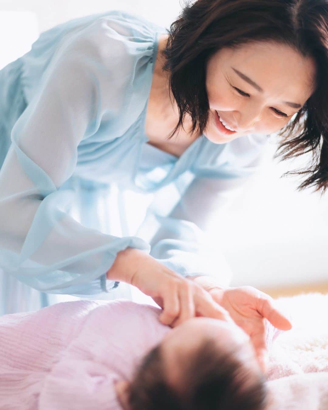 小松みゆきのインスタグラム：「📙﻿ 明日6/1発売﻿ 光文社さんの﻿ 『「新しい40代」のためのファッション&ライフスタイル誌』STORY7月号に載せていただいてます﻿ ﻿ 読者層が30〜40代なので、おそらくちょうど不妊治療されている層のど真ん中にある本です﻿ ﻿ 私も不妊治療中ずっと読んでいました﻿ 待合室に雑誌が置かれている病院には必ずありました﻿ ﻿ 私としても、一番不妊治療のお話をお届けしたい方々に直接声が届くのではないかと思い﻿ ありがたくご依頼をお受けいたしました﻿ ﻿ ﻿ まだSNSでは書ききれていない妊娠中の青ざめた経緯などもお話しさせていただいてます﻿ 家族で取材を受けましたので、今回はパートナーもコメントを寄せています﻿ ﻿ 不妊治療中に私が感じたことを率直にお話ししましたところ、真摯に耳を傾けてくださり、﻿ 私より満遍なく知識をお持ちで素敵な人柄のSTORYの取材の方、編集の方が読者の皆さまへわかりやすいように、そして見やすい素敵な紙面に仕上げてくださってます﻿ ﻿ ﻿ これは言い訳ですが、取材日は産後2ヶ月半ほどのころで、まだまだ体も顔も締まりのない状態でしたのが残念でした﻿ せっかくの女性誌でしたのに…本当に残念でした😞﻿ おしゃれな本ですのにごめんなさい‼︎笑﻿ ﻿ ﻿ 高齢で、何の道標もなく闇雲に治療を続けている方には、少し立ち止まって読んでもらえたら…と思っています  ワンピース　RANDA サンダル　RANDA ありがとうございました✨ ﻿ #STORY #不妊治療 #高齢出産 #高齢妊娠 #30代 #40代 #小松みゆき #randa」