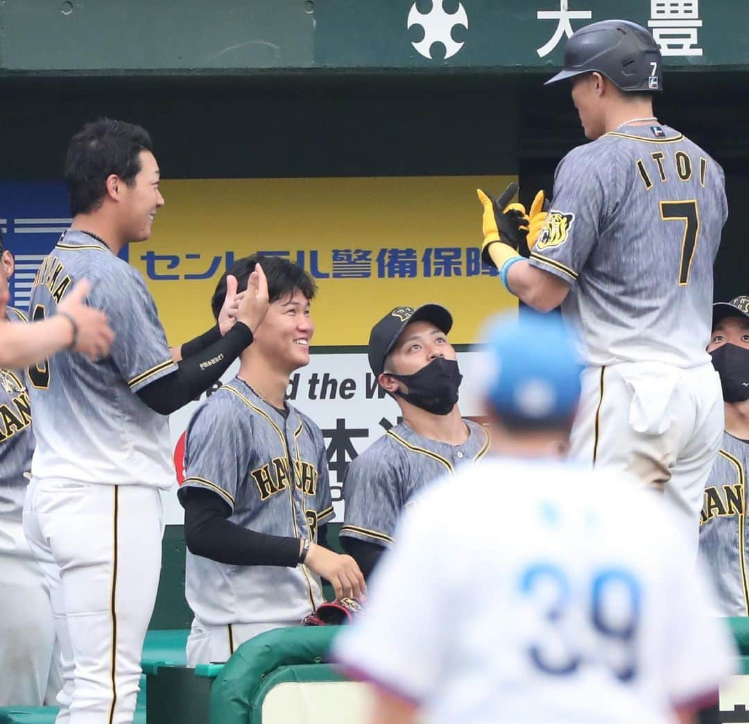 及川雅貴さんのインスタグラム写真 - (及川雅貴Instagram)「5月28日、初登板。30日、初勝利することができました🎉  まさかこういった形で初勝利をするとは予想していなく、嬉しい気持ちとびっくりした気持ちでいます！ 自分だけの初勝利ではありませんが、自信に変えて慢心することなく、更に結果を求めて頑張ります！ これからも応援よろしくお願いします！！  松村邦洋さんより、お祝いの花束も頂きました！ ありがとうございます！   #阪神タイガース  #阪神  #タイガース  #37  #初登板   #初勝利」5月31日 19時46分 - oyogram.0418