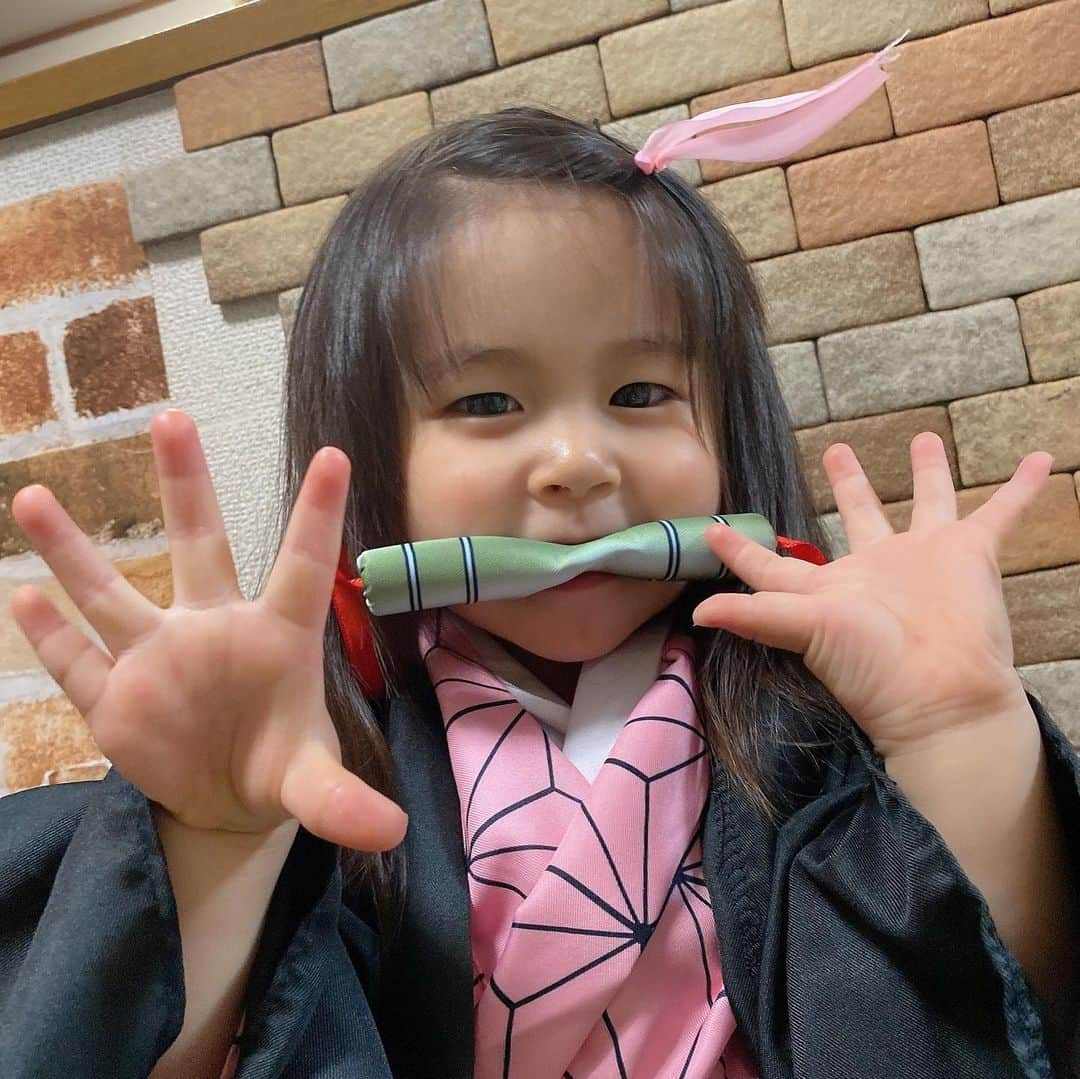 美奈子さんのインスタグラム写真 - (美奈子Instagram)「禰豆子が大好き ゆづとこゆきに 素敵なプレゼントを頂きました\♥︎/  禰豆子のコスプレセットおおおおお(o´艸`)  大好きな禰豆子になれて 2人とも大喜びです。  ありがとうございます( *´꒳`* )  #禰豆子になっちゃった #ゆづ #こゆき #末っ子 #美奈子 #プレゼント #ありがとうございます」5月31日 20時00分 - minako_official