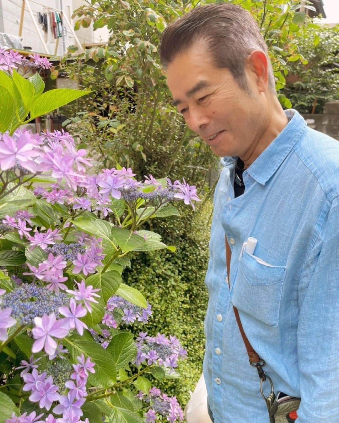 キャシー中島さんのインスタグラム写真 - (キャシー中島Instagram)「*  今朝もちょこっとウォーキングしてきました。 弦巻通りと並行している緑道を2人で歩きます。 緑が多くて森林浴ができそうです。 隅田の花火という名の紫陽花が綺麗です。 花とおじさん、花を見るときの勝野パパは本当に優しそうな顔❗️ 花が好きなのよね❣️  今日はの私は打ち合わせとリモートで名古屋の生徒さんとレッスンです。 途中洋輔のアトリエでひと休み！ 洋輔が素敵にハンドメイドの撮影用に作ったワンピース オカンのイメージで作ったからあげるよ❣️ と言ってくれました。 下にチュニックを着たまま着ましたけどサイズはぴったり❣️ 嬉しいわ😃😂 ありがとう洋輔❤️ 息子が手芸男子なんてありがたいわね！」5月31日 19時53分 - official_kathynakajima