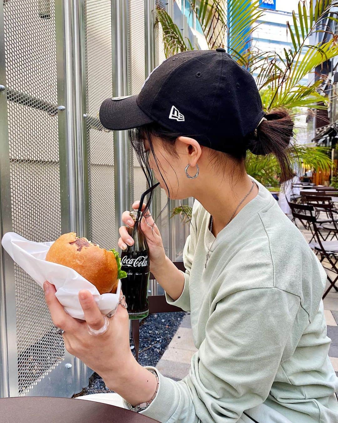のインスタグラム：「ハンバーガー🍔コーラ🍹最高！. . . . #ハンバーガー #コーラ #hamburger #横顔 #me #i #ストリート系女子 #ストリートファッション #ストリートコーデ」