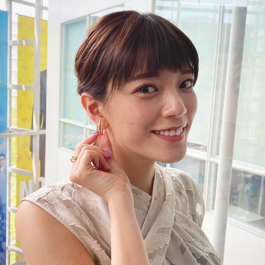 三谷紬さんのインスタグラム写真 - (三谷紬Instagram)「* 明日から6月ですね〜☔️ 衣装はもう夏です🌞♡ 鮮やかな青色のスカート！ アクセサリーも可愛くて 耳につけているのは ピアスでもイヤリングでもなく イヤーカフなんです😋 穴が空いてない人でもつけられて 可愛いです〜🧸 * #ootd#衣装#女子アナコーデ#code#女子アナ#洋服#今日の服#今日の服装#todayscode#earcuff#ノンスリーブ#スカート#青#blue#リング#ring#6月#梅雨#夏#夏服#テレビ朝日#アナウンサー#三谷紬」5月31日 20時03分 - mitani_tsumugi