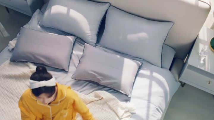 キム・ジュノのインスタグラム：「코자요 광고모델 나와 인규 뽑아쓰는 베개커버 아이디어굿 #코자요#뽑아쓰는베개커버#model#광고」