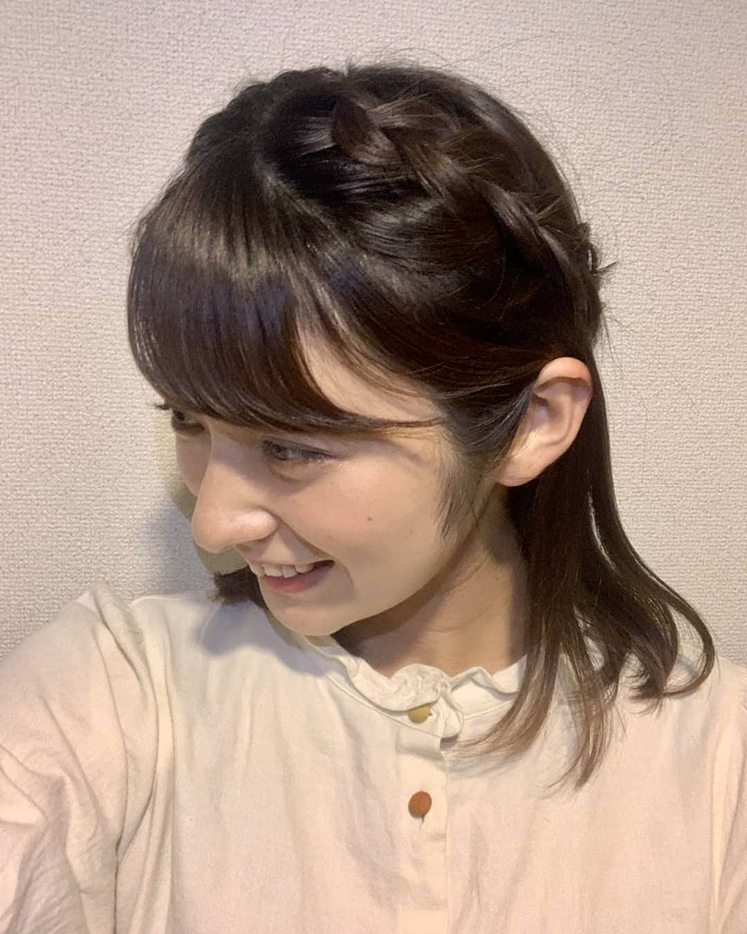 太田紅葉のインスタグラム：「こんばんは🍁 今日はセノバ中継担当でした！  今回のヘアメイクが可愛くて思わずパシャリ📷 編み込みがポイントです！ いつも可愛くしてくれるメイクさん、ありがとうございます✨  #DaiichiTV #静岡第一テレビ #アナウンサー #女子アナウンサー #女子アナ #太田紅葉 #紅葉 #静岡県 #静岡  #日テレ系 #まるごと #セノバ #instagood」