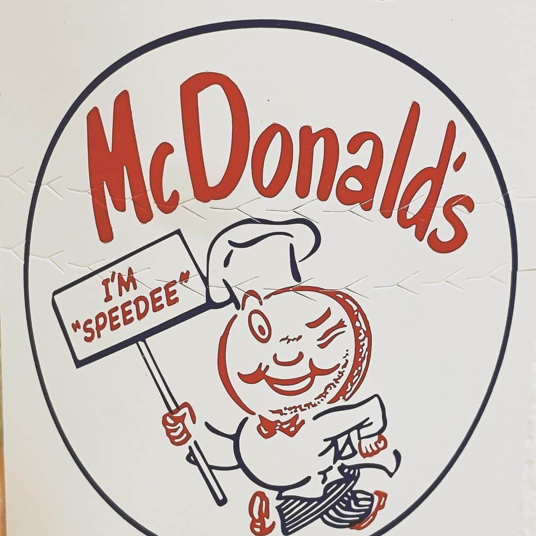 のインスタグラム：「･ 🍟🥤🍔  たまーに食べたくなるマックのアップルパイ。 #mcdonalds #applepie #マクドナルド」