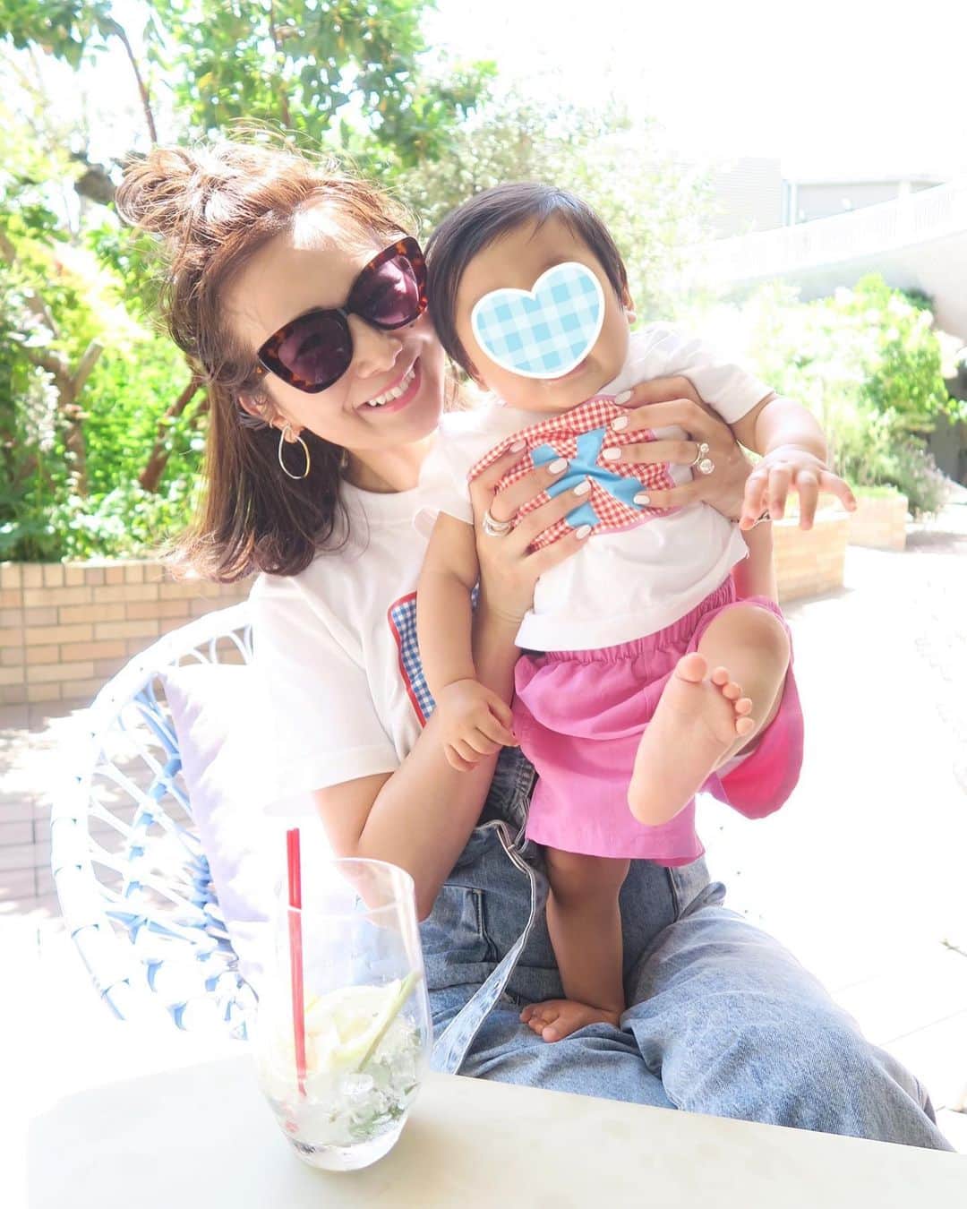 のインスタグラム：「キーック！ポーズが面白すぎてお気に入りの1枚目♡この週末は芝生でたっくさーん太陽浴びて過ごせました＼(^o^)／私に似て紫外線全吸収タイプの息子はすでに真っ黒。笑 しつこくリンクコーデも楽しめた♡ピンクを着ていたからか、色んな人に女の子ですか？と聞かれ、その度に喜ぶ私でした♡笑 tops:#linkable @linkable_official(今週3日まで予約販売中) #生後10ヶ月#男の子ベビー#男の子ママ#リンクコーデ#linkable」