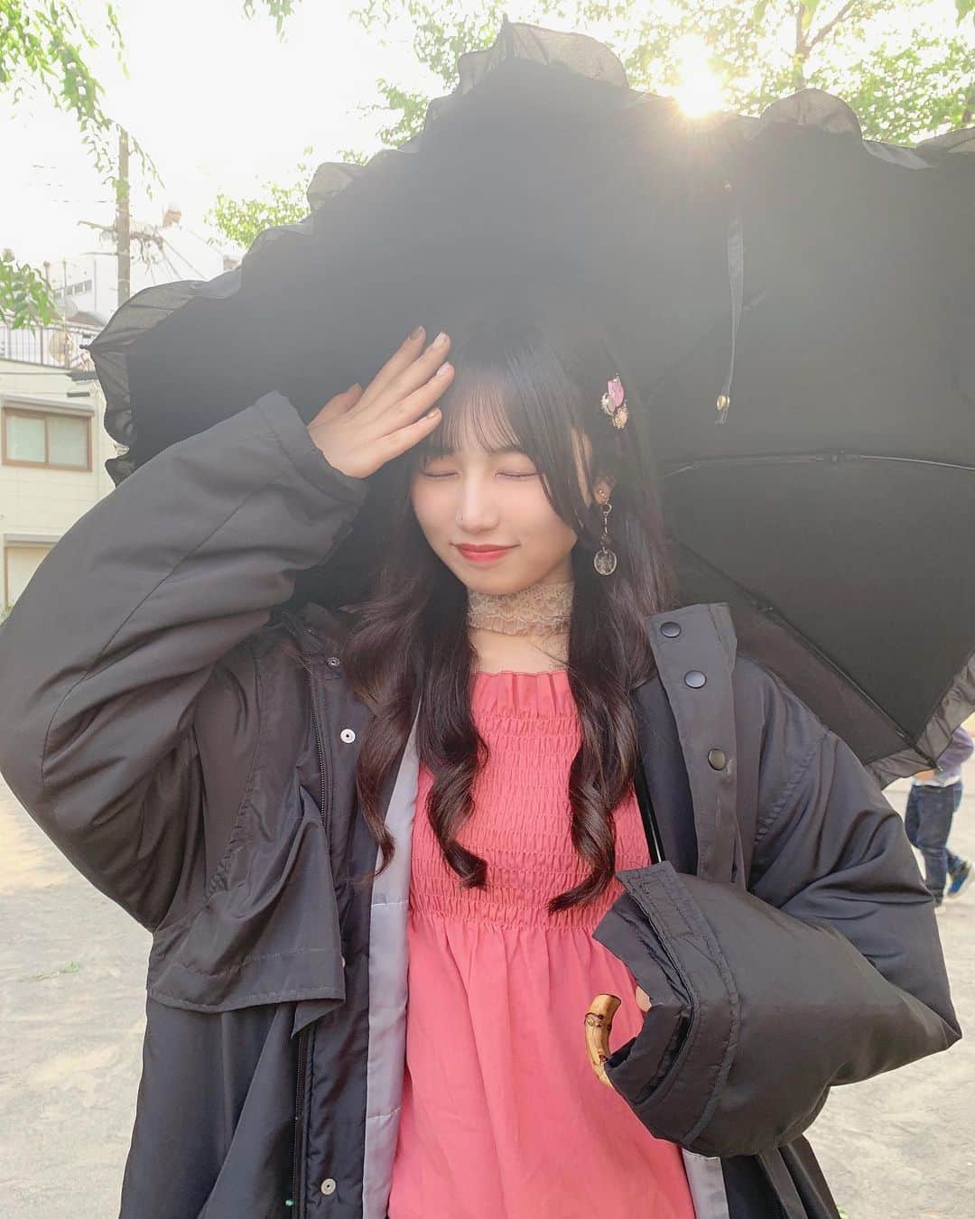 宮丸くるみのインスタグラム：「rain melody オフショット🤍  もしかして！まだ見てない方いる！？🥺 この曲ほんますき…🕊🤍  みんな是非YouTubeで みてね😳  ・ ・ ・  #リリバリ #lilyofthevalley #idol #アイドル #18歳 #ロングヘア #ぱっつん前髪 #シースルー前髪 #巻き髪 #黒髪 #オフショット #mv #mv撮影 #日傘」