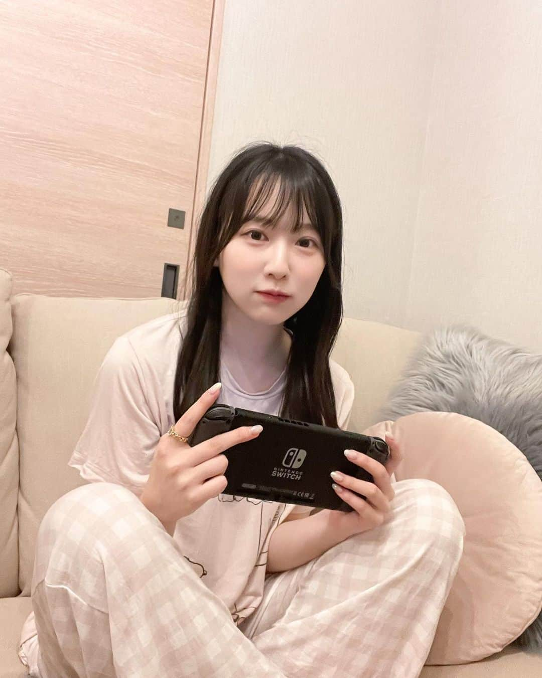 越智ゆらの（ゆらゆら）さんのインスタグラム写真 - (越智ゆらの（ゆらゆら）Instagram)「🎮❤️  私がSwitch無くしたのを知って まさかの引っ越し祝いににこたんが プレゼントしてくれました、、 嬉しすぎてすぐやってます。 昨日はスプラトゥーン初めてした。  リングフィットは自分で買って届いたから、 おうちで運動頑張ります🥺笑」5月31日 20時43分 - yula1018