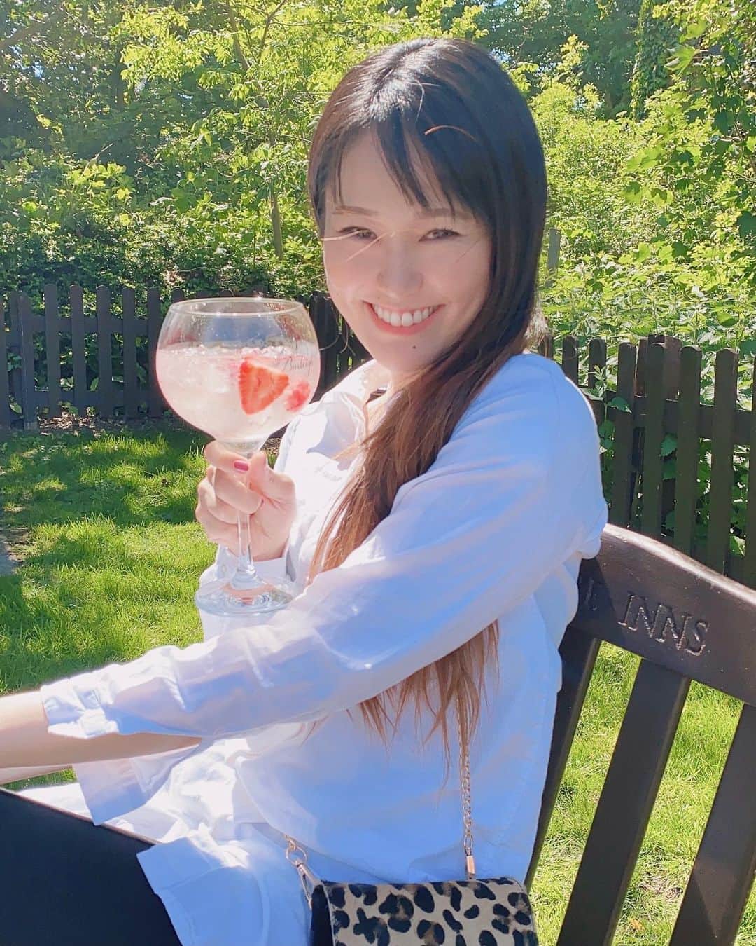 Chiakiのインスタグラム：「Hello summer! England finally has warm weather!!! 久しぶりの暑さ☀️ イギリスにもやっとやっと！！夏がきた？！🇬🇧  今日のジントニックは、 ルバーブ&りんご🍎のGin＋スリムトニック（一応ダイエット意識） #gintonic #summer #pub #pubgarden」