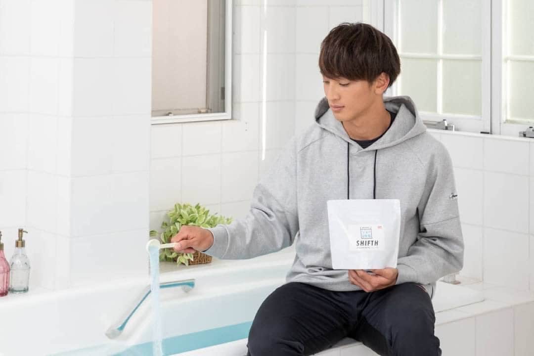 橋岡優輝のインスタグラム：「シトラスの香りでリラックスさせてくれます♨ アスリートの湯で癒やされたいと思います！  これからもお世話になります💪💪  皆さんも使ってみてください🙇  @SHIFTH_udnsports #SHIFTH #入浴剤 #アスリートの湯 #udnfoundation」