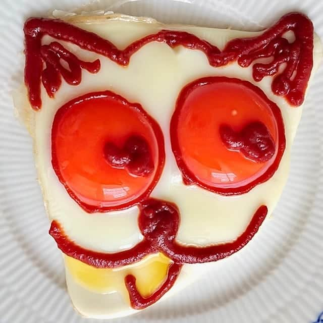 大地真央さんのインスタグラム写真 - (大地真央Instagram)「おっ久しぶりの 🥚目玉焼きオリジナルアート🎨 お待たせしました〜（笑）新作10点‼ 🍳🍳🍳🍳🍳🍳🍳🍳🍳🍳 ・クロムハーツからのぉ〜ケチャップ❗ウヒョ😸 ・突進してくる一重瞼の豚🐖 ・ひたいの広さが自慢のネコ😽 ・晴れ間に❤の雲☁ ・リボン付けたの~って電話したいけど届かな~い📞 ・もうハイネックは暑いけどスタイリストさんに言えない気弱なリーゼント君💇 ・僕らモスラ？🦋 ・鳥界のトップモデル🦜 ・未来のワゴン車🚐 ・ダンディ～な濃い犬🐕  #目玉焼きオリジナルアート 🍳 #朝食 #目玉焼き 🍳 #chromehearts #ケチャップディスペンサー #ノンオイル #ケチャップ🍅 #亜麻仁オイル #中村農場 #卵 🥚×2 #卵 🥚×1 #笑おう#免疫力アップ #MAOPECASSODAICHI #目玉焼きオリジナルアート展 #みんなの目玉焼きオリジナルアート #梅田ロフト 4階 #6月3日 から #大地真央 撮影📱 #MAODAICHI @maodaichi_official_goods @medamayakiart」5月31日 21時00分 - daichimao_official