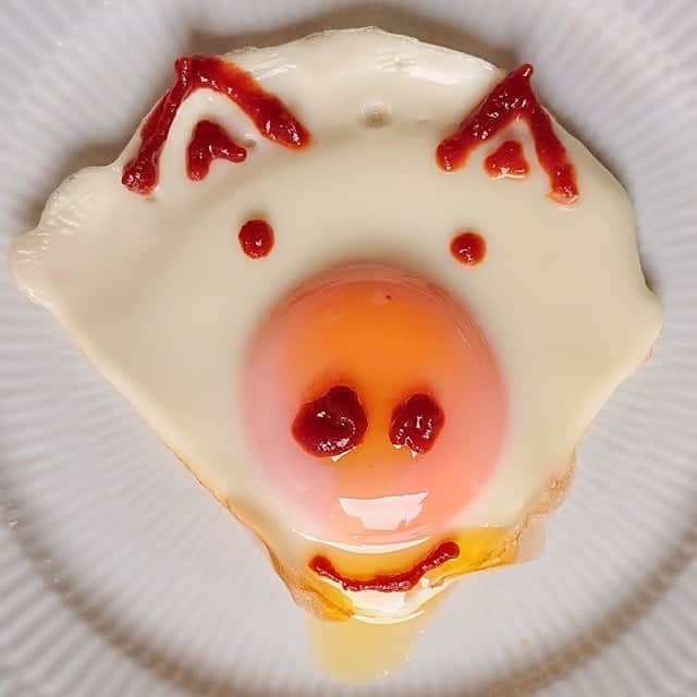 大地真央さんのインスタグラム写真 - (大地真央Instagram)「おっ久しぶりの 🥚目玉焼きオリジナルアート🎨 お待たせしました〜（笑）新作10点‼ 🍳🍳🍳🍳🍳🍳🍳🍳🍳🍳 ・クロムハーツからのぉ〜ケチャップ❗ウヒョ😸 ・突進してくる一重瞼の豚🐖 ・ひたいの広さが自慢のネコ😽 ・晴れ間に❤の雲☁ ・リボン付けたの~って電話したいけど届かな~い📞 ・もうハイネックは暑いけどスタイリストさんに言えない気弱なリーゼント君💇 ・僕らモスラ？🦋 ・鳥界のトップモデル🦜 ・未来のワゴン車🚐 ・ダンディ～な濃い犬🐕  #目玉焼きオリジナルアート 🍳 #朝食 #目玉焼き 🍳 #chromehearts #ケチャップディスペンサー #ノンオイル #ケチャップ🍅 #亜麻仁オイル #中村農場 #卵 🥚×2 #卵 🥚×1 #笑おう#免疫力アップ #MAOPECASSODAICHI #目玉焼きオリジナルアート展 #みんなの目玉焼きオリジナルアート #梅田ロフト 4階 #6月3日 から #大地真央 撮影📱 #MAODAICHI @maodaichi_official_goods @medamayakiart」5月31日 21時00分 - daichimao_official