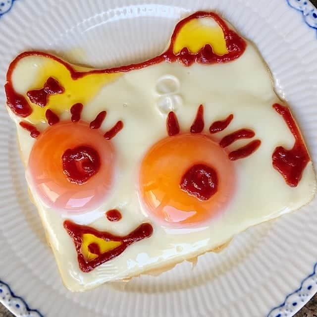 大地真央さんのインスタグラム写真 - (大地真央Instagram)「おっ久しぶりの 🥚目玉焼きオリジナルアート🎨 お待たせしました〜（笑）新作10点‼ 🍳🍳🍳🍳🍳🍳🍳🍳🍳🍳 ・クロムハーツからのぉ〜ケチャップ❗ウヒョ😸 ・突進してくる一重瞼の豚🐖 ・ひたいの広さが自慢のネコ😽 ・晴れ間に❤の雲☁ ・リボン付けたの~って電話したいけど届かな~い📞 ・もうハイネックは暑いけどスタイリストさんに言えない気弱なリーゼント君💇 ・僕らモスラ？🦋 ・鳥界のトップモデル🦜 ・未来のワゴン車🚐 ・ダンディ～な濃い犬🐕  #目玉焼きオリジナルアート 🍳 #朝食 #目玉焼き 🍳 #chromehearts #ケチャップディスペンサー #ノンオイル #ケチャップ🍅 #亜麻仁オイル #中村農場 #卵 🥚×2 #卵 🥚×1 #笑おう#免疫力アップ #MAOPECASSODAICHI #目玉焼きオリジナルアート展 #みんなの目玉焼きオリジナルアート #梅田ロフト 4階 #6月3日 から #大地真央 撮影📱 #MAODAICHI @maodaichi_official_goods @medamayakiart」5月31日 21時00分 - daichimao_official