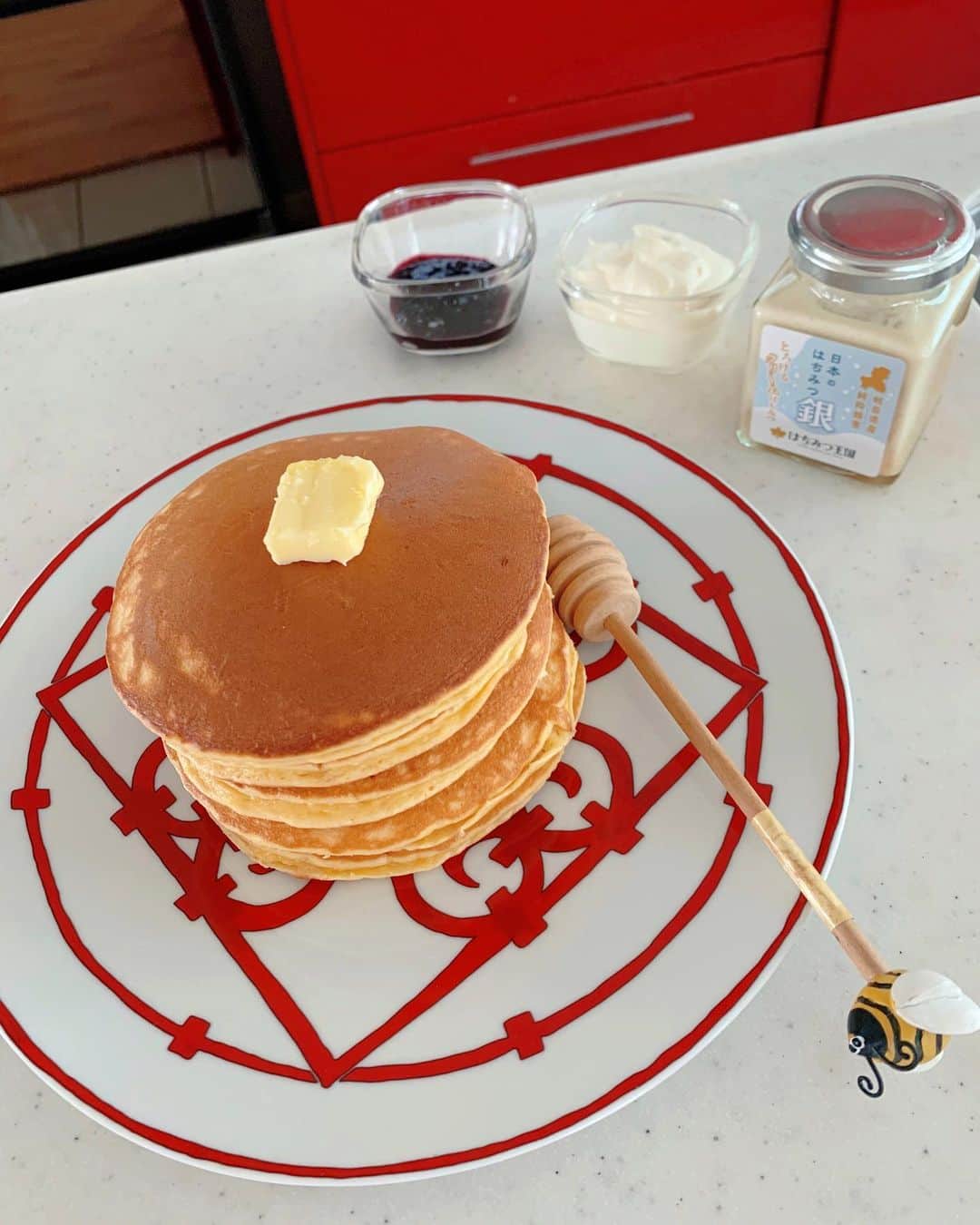 神谷麻美さんのインスタグラム写真 - (神谷麻美Instagram)「#パンケーキ 🥞食べる～😘💕✨  #白はちみつ かける〜🍒💕✨ 美味しい🥰💗✨  #はちみつ王国 #ホワイトハニー #生はちみつ  #国産はちみつ #岐阜県産 #岐阜グルメ」5月31日 21時10分 - asamice428