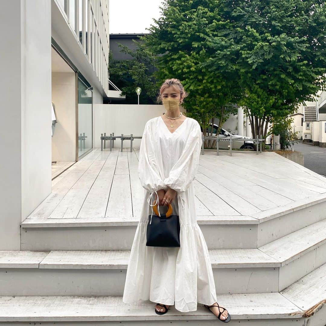 夏焼雅さんのインスタグラム写真 - (夏焼雅Instagram)「𝙇𝙖𝙨𝙩 𝙙𝙖𝙮 𝙤𝙛 𝙢𝙖𝙮🤍  CREDONAのお洋服とってもすき♡ 【コットンボリュームOP/ OFF WHITE】 @credona_official 全体のボリューム感、袖の感じもう全てかわちい♡🐇☁️  choker @topazz.topazz  @gosakicchi thx♥︎  #21summer  #credona  #dress #topazz #みやフク💗」5月31日 21時17分 - miyaaa0825