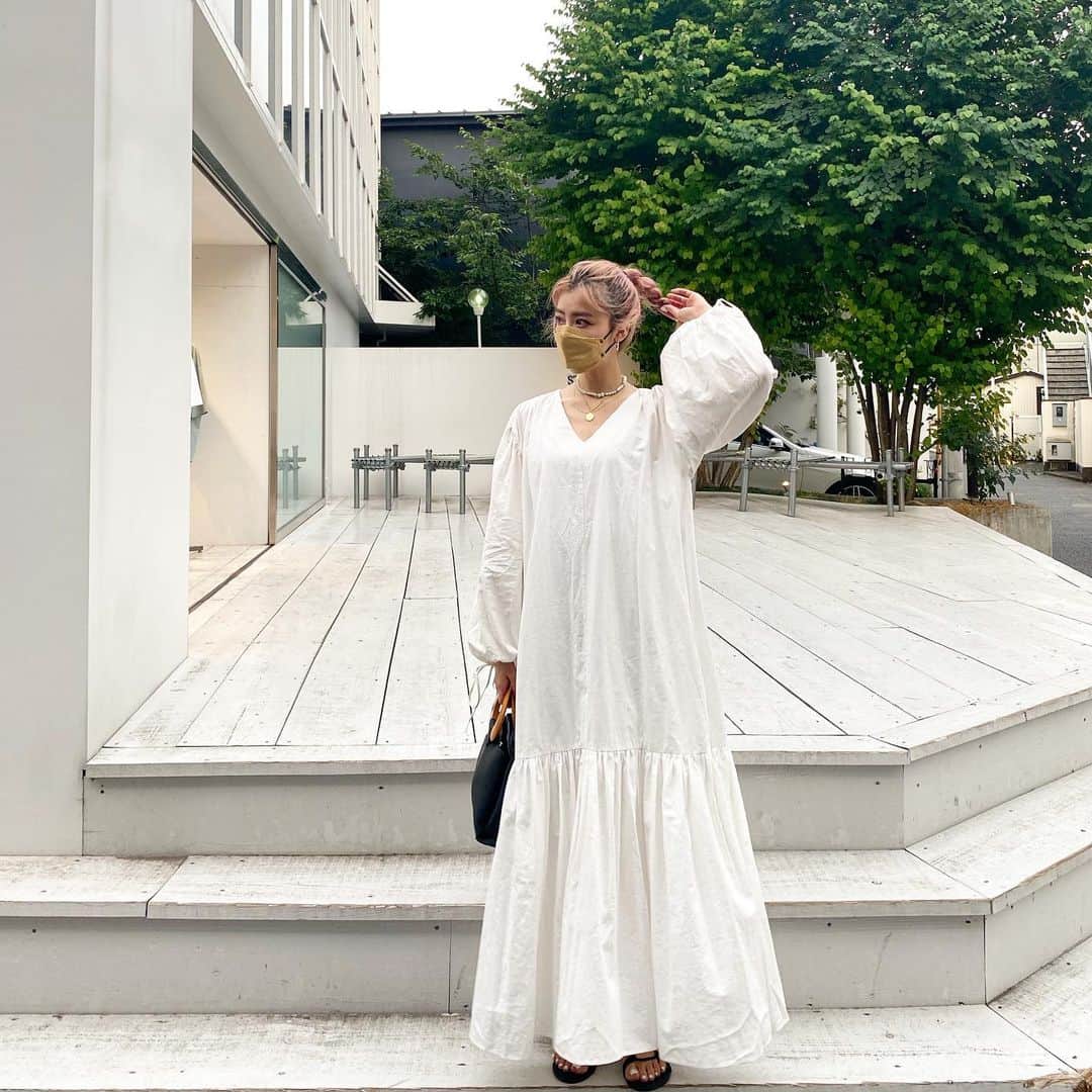 夏焼雅のインスタグラム：「𝙇𝙖𝙨𝙩 𝙙𝙖𝙮 𝙤𝙛 𝙢𝙖𝙮🤍  CREDONAのお洋服とってもすき♡ 【コットンボリュームOP/ OFF WHITE】 @credona_official 全体のボリューム感、袖の感じもう全てかわちい♡🐇☁️  choker @topazz.topazz  @gosakicchi thx♥︎  #21summer  #credona  #dress #topazz #みやフク💗」