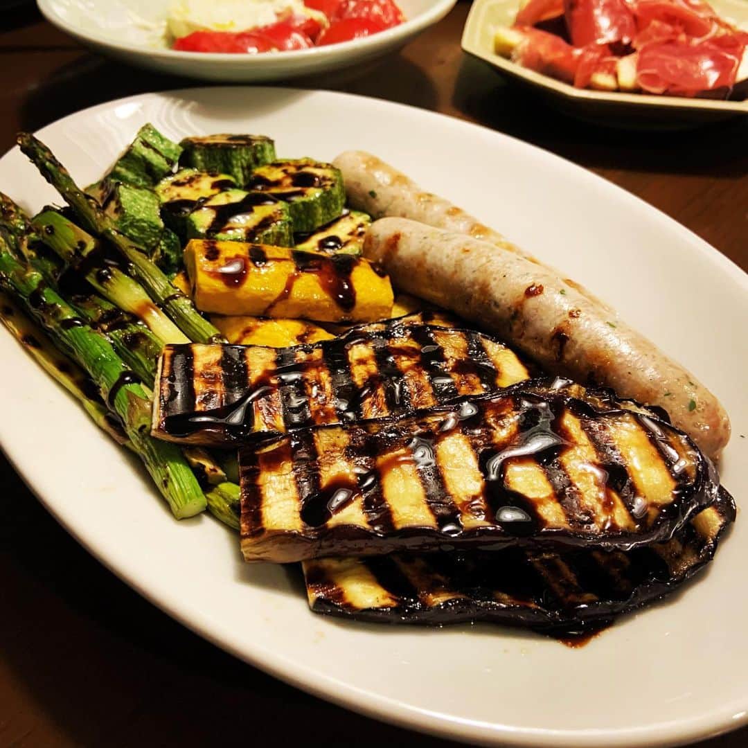 志摩有子さんのインスタグラム写真 - (志摩有子Instagram)「シンプルに焼いたグリル野菜の美味しさに目覚める。よね子農園　@masaru.hirokawa のズッキーニのみずみずしさよ。茄子とグリーンアスパラも。オリーブオイルと塩をからめてグリルパンで焼くだけ。仕上げに熟成タイプのバルサミコ。添えたサルチッシャは明治屋のデリコーナーで見つけてリピートしているお気に入り。ハーブが効いていてさっぱり食べられる。湯がいてからグリルパンで香ばしく焼く。  #グリル野菜 #野菜が主役 #ズッキーニ #マイヤーグリルパン @meyerjapan_official」5月31日 21時28分 - ariko418